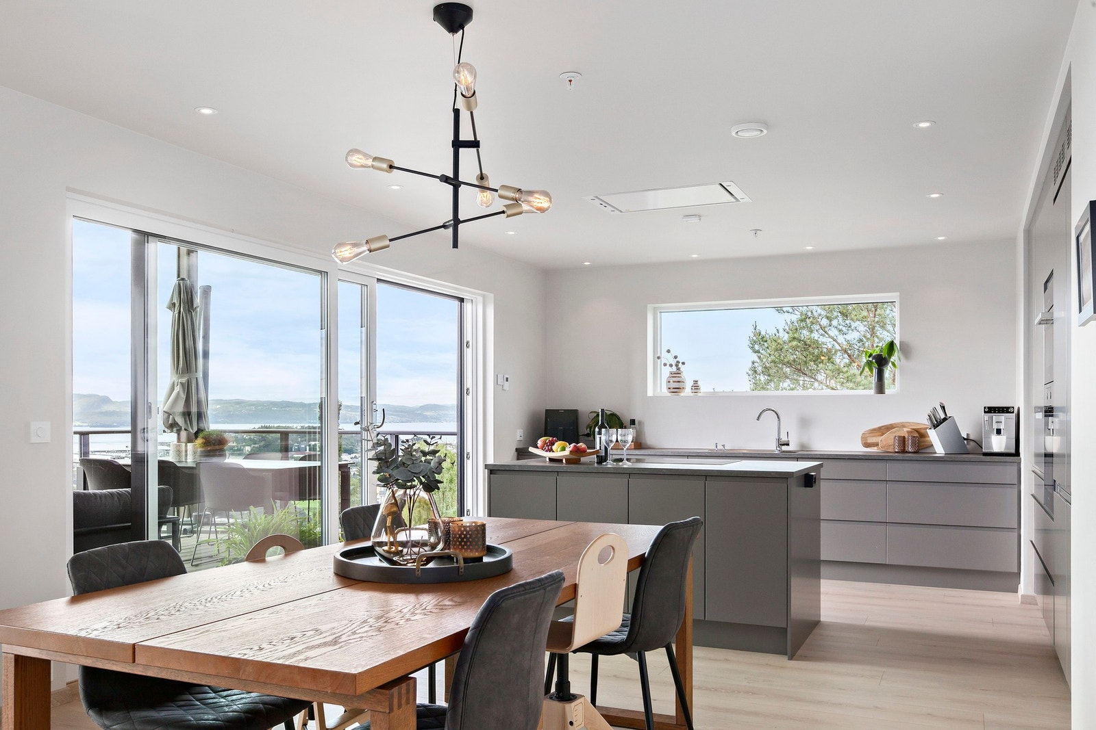 Kjøkken med åpen løsning til spisestue og stue - samt utgang til sydvendt terrasse. Galleribilde