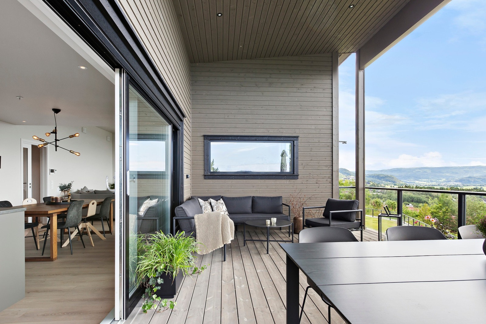 Overbygd - skjermet for regn. Klargjort med strøm fremlagt for terrassevarmer. Galleribilde