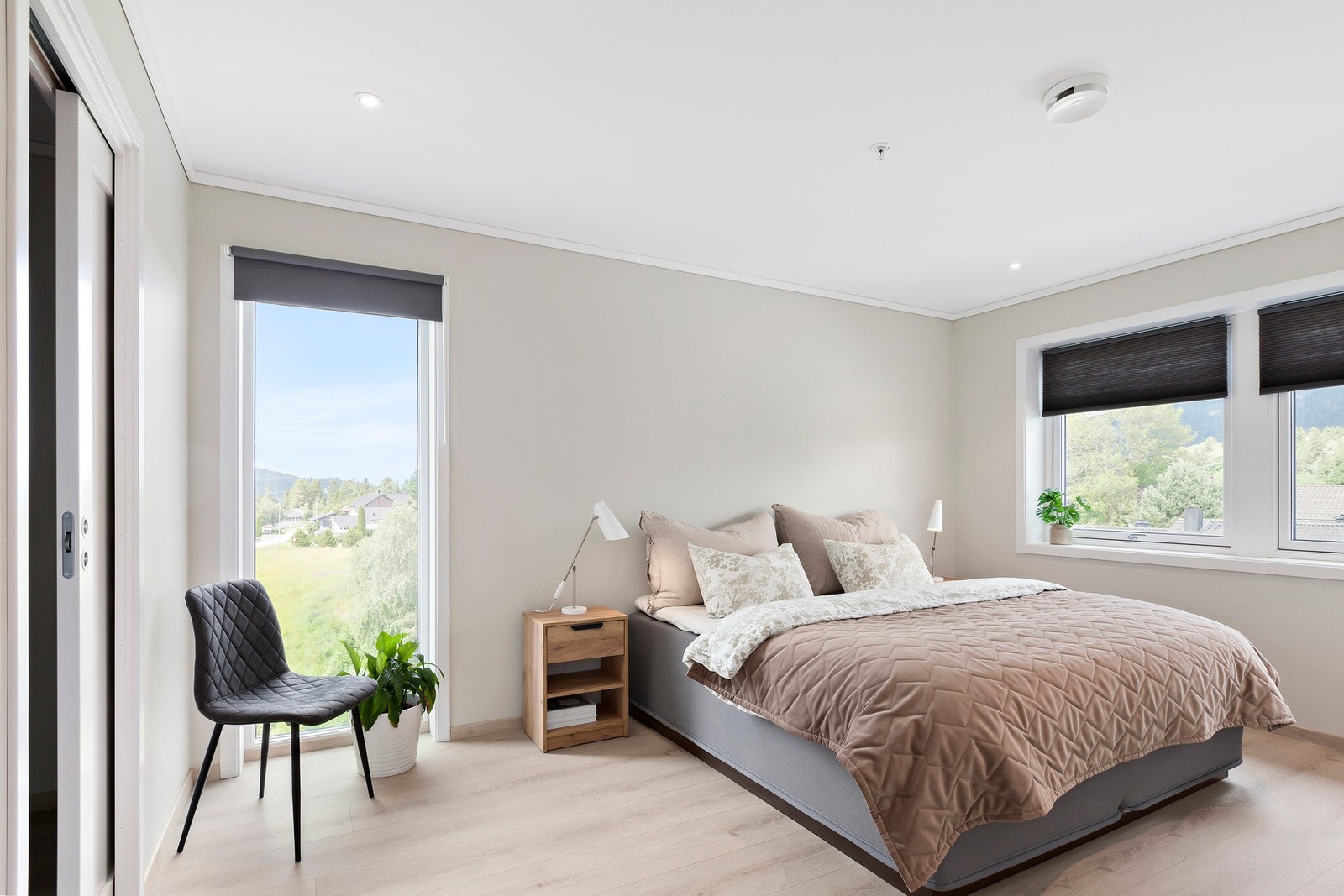 Hovedsoverom med stort vindu mot vest og to vinduer mot nord. Galleribilde