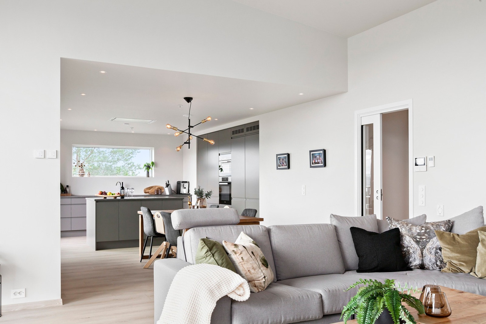 Stue med stor takhøyde. Galleribilde