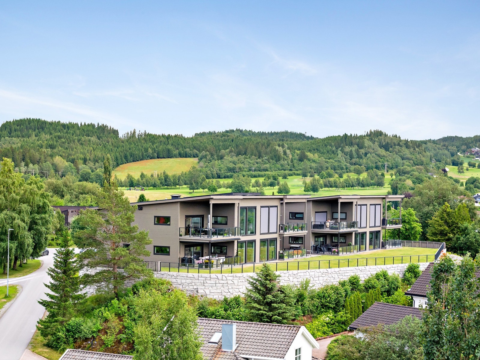 Leilighet i 2. etasje med dobbelt garasje i parkeringskjeller - samt heistilgang. Galleribilde