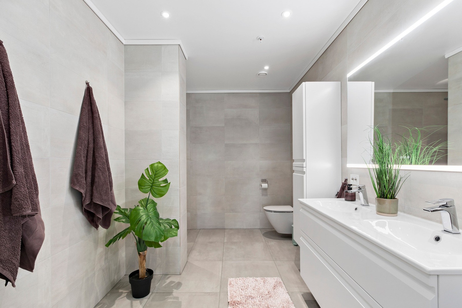 Leiligheten har 2 flislagte - delikate baderom. Galleribilde