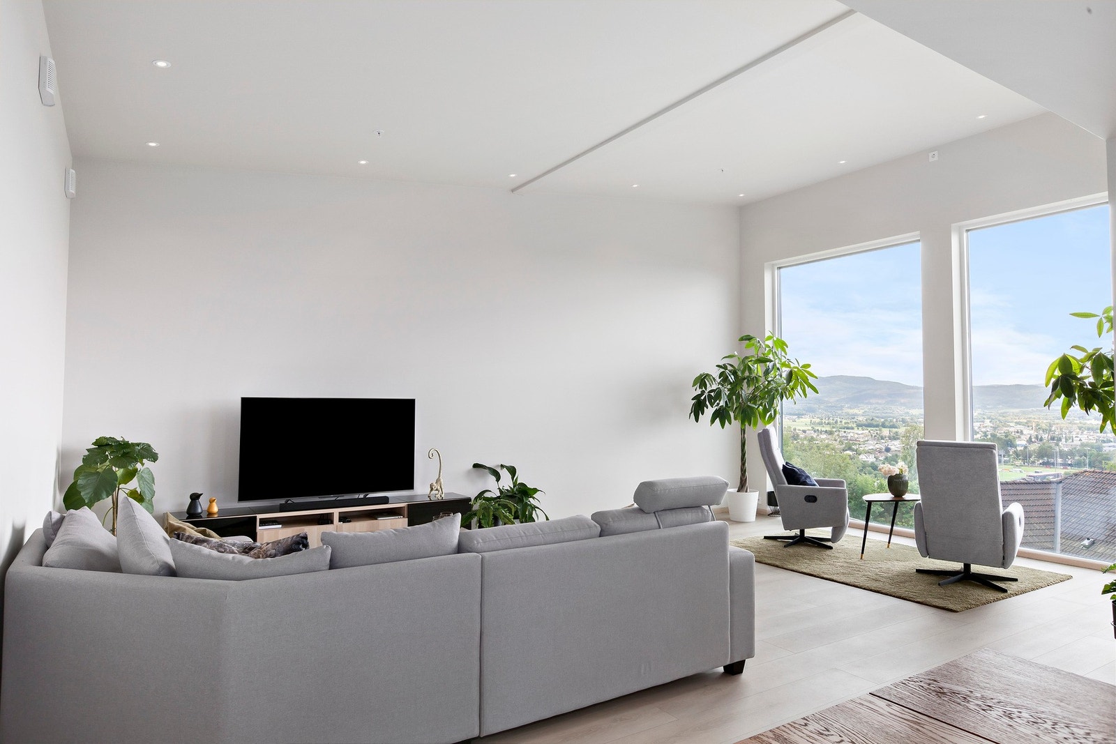 Store vinduer mot sør og høyt under taket gir en lys og god romfølelse. Galleribilde