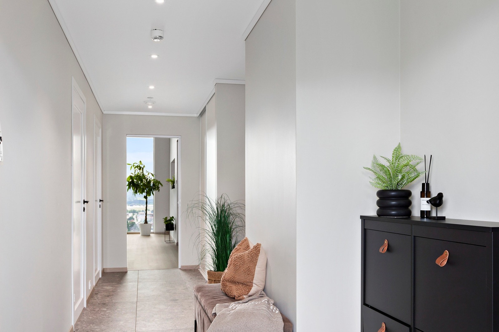 Gjennomgående og stilren leilighet med lyse, moderne fargetoner og store vindusflater som løfter takhøyden. Galleribilde