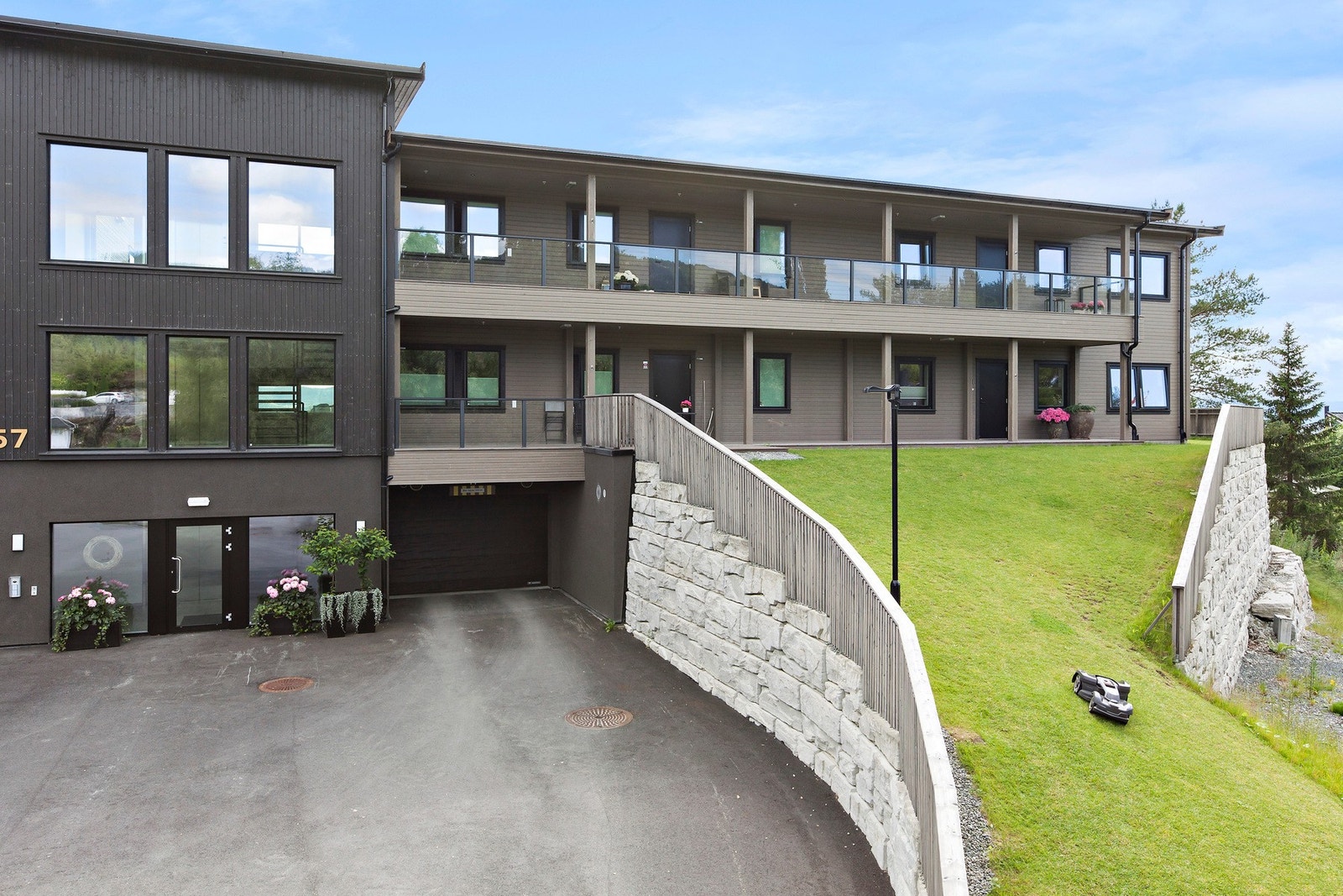 Garasjeanlegg i kjeller - med egen garasje på ca. 40 kvm med plass til to biler - låst bak egen port. Galleribilde