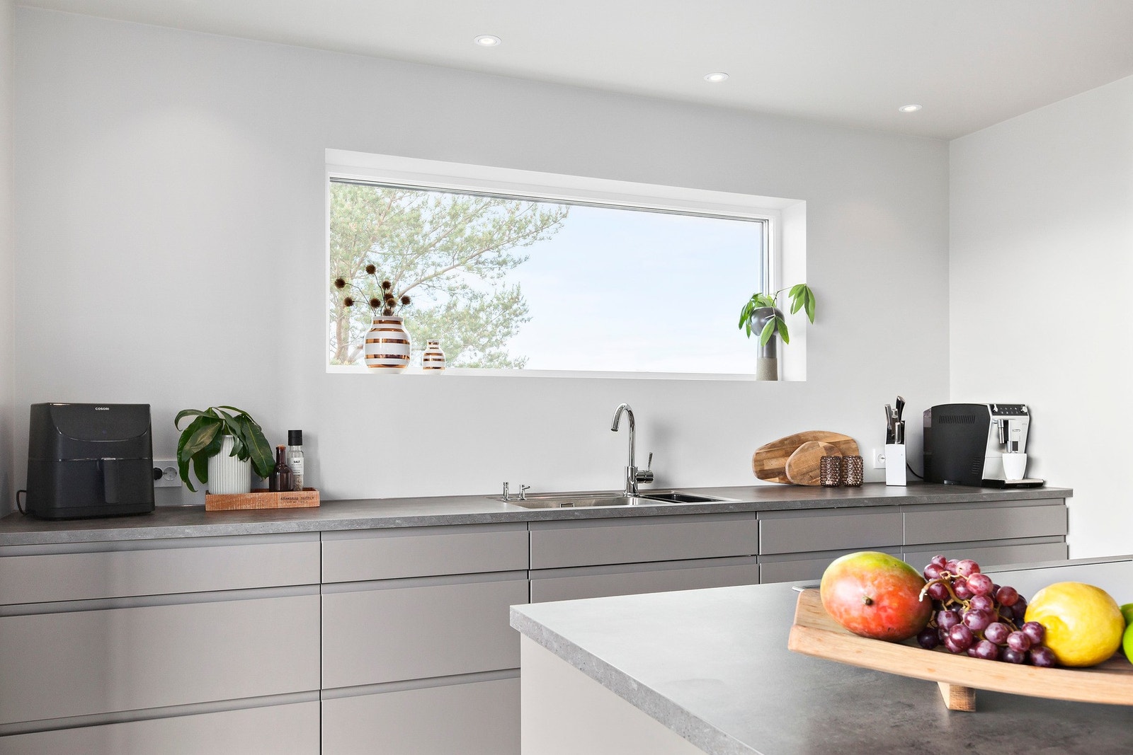 Kjøkken med vindu med utsikt mot vest - ingen innsyn Galleribilde