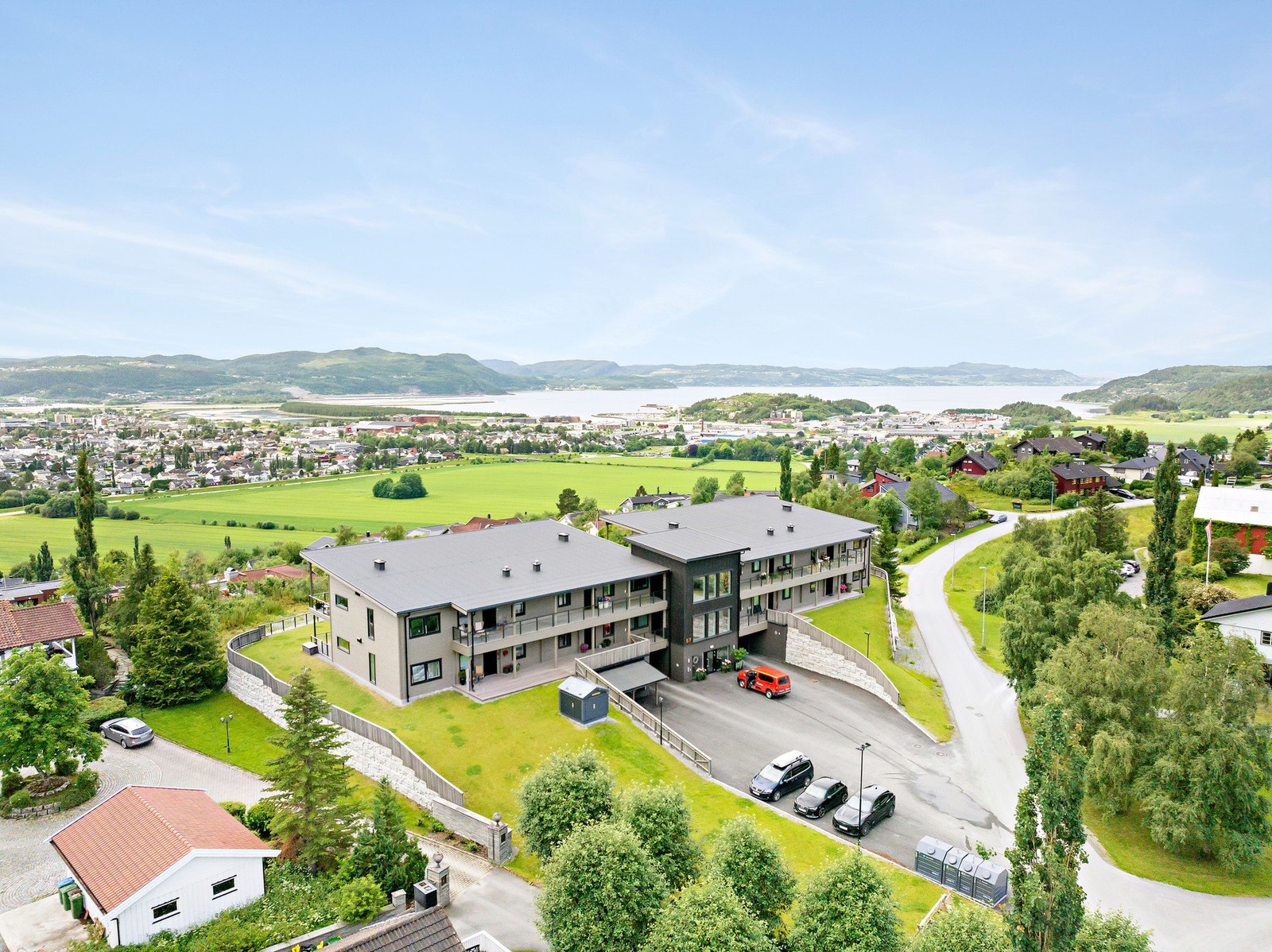 Rikelig med uteareal og godt med gjesteparkering. Galleribilde