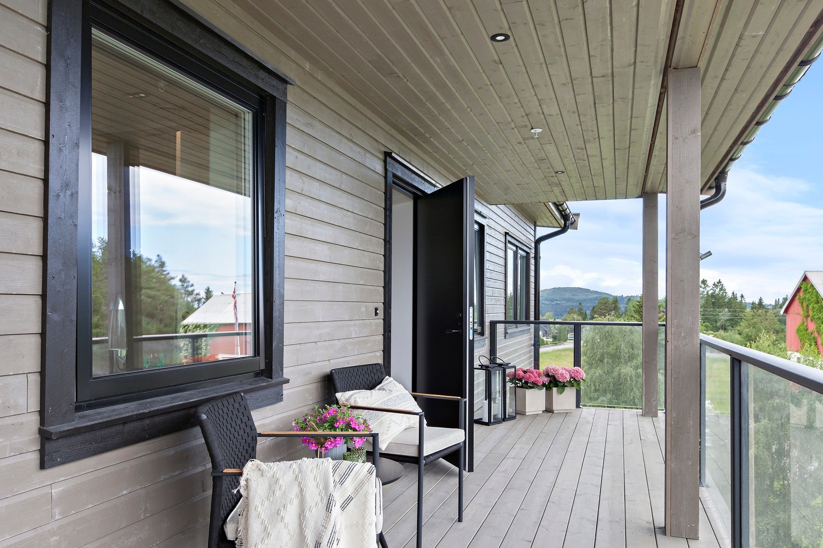 Inngangsparti fra svalgangen. Galleribilde