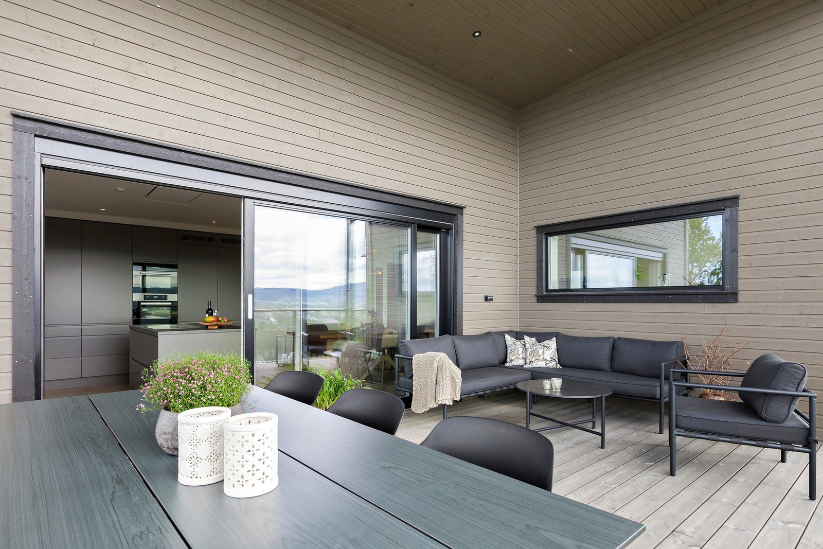 Terrasse med skyvedør ut fra kjøkken. Galleribilde