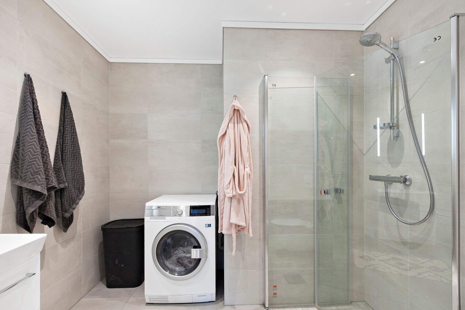 Det ene baderommet har plass for vaskemaskin. Galleribilde