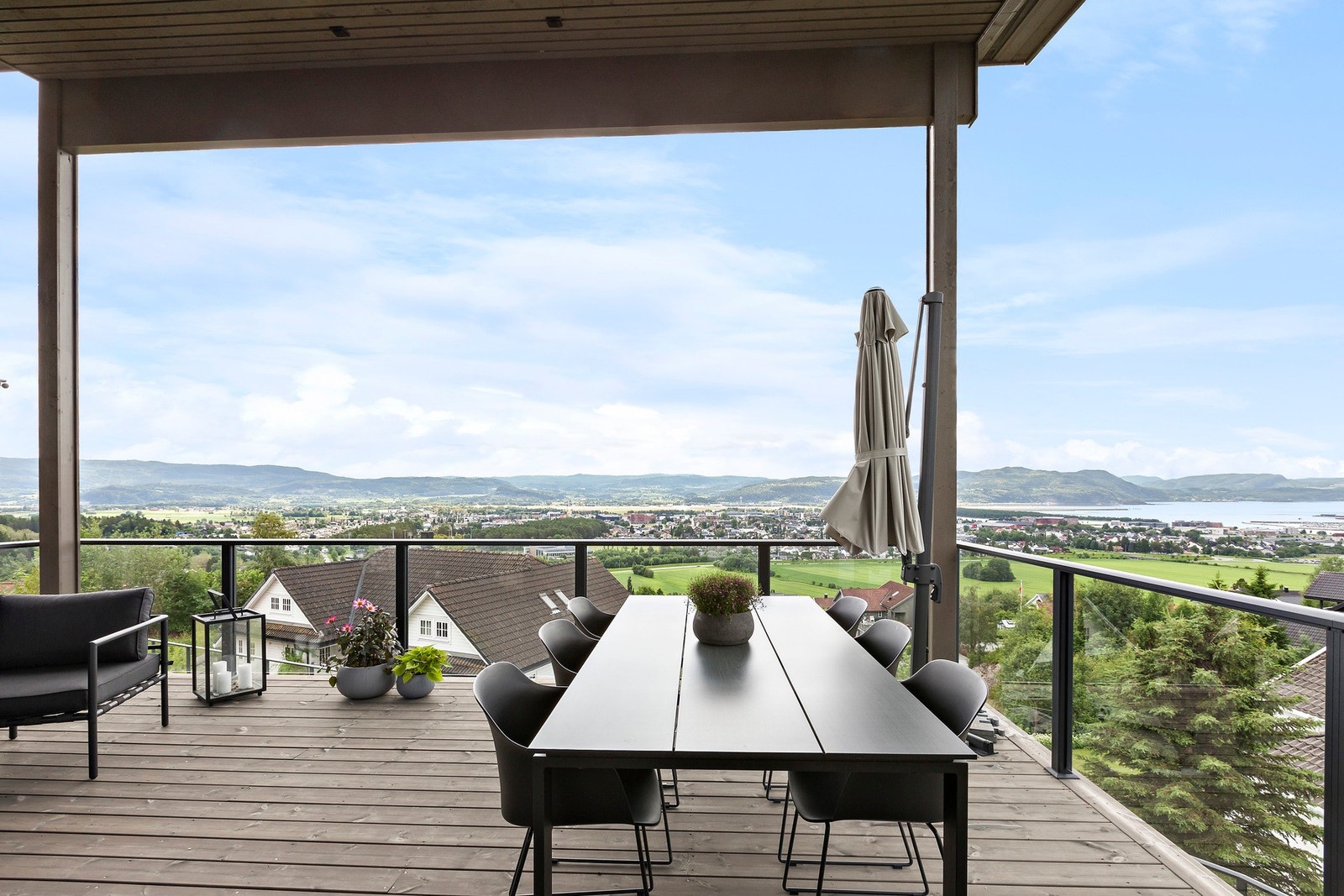 Sydvendt og solrik terrasse med god plass til både spise- og sofagruppe. Galleribilde