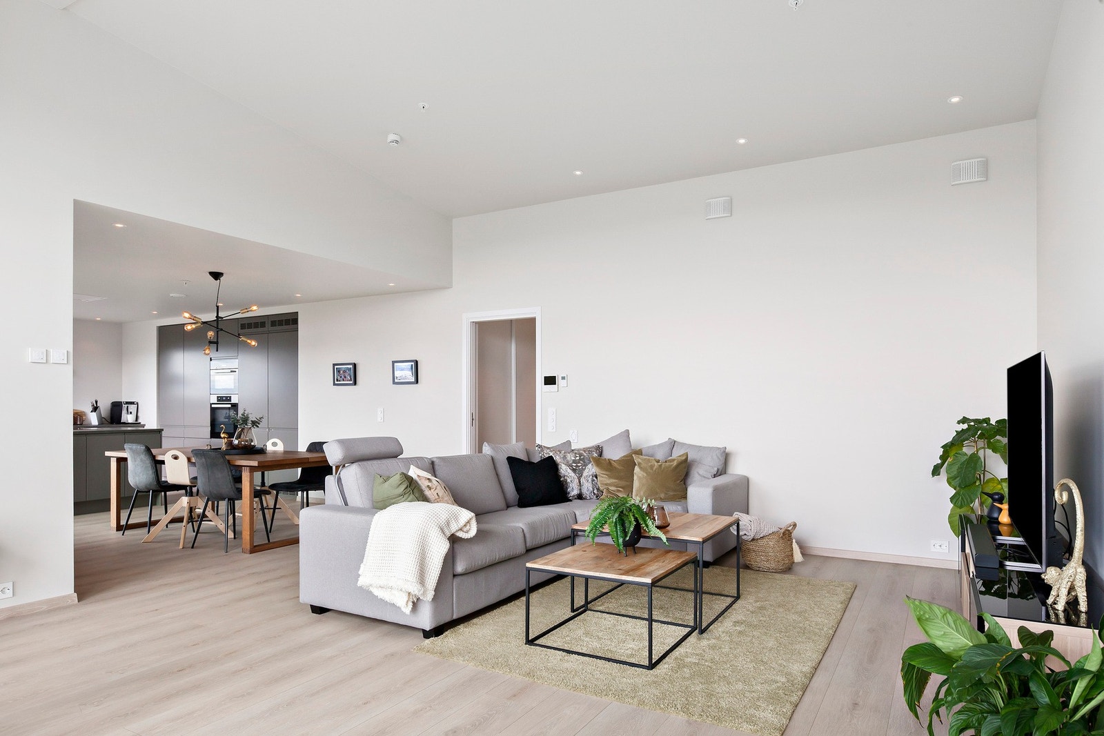 Stue med åpen løsning til kjøkken. Galleribilde