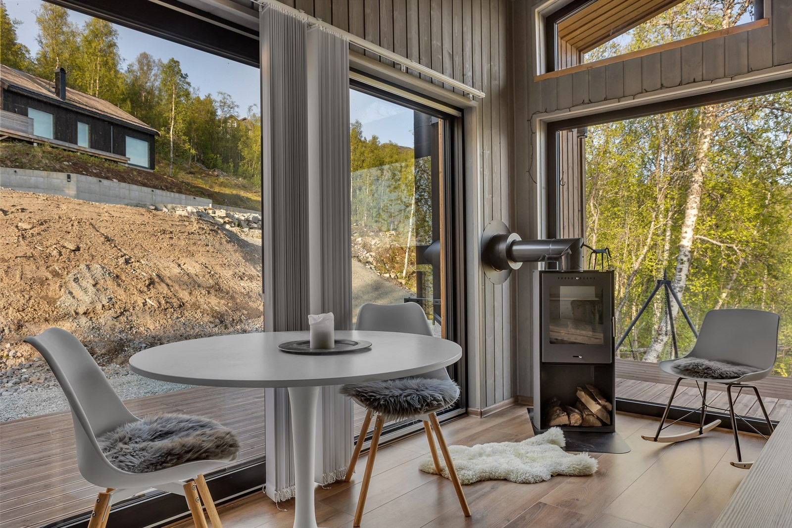 Store vindusflater slipper inn natur og omgivelser.
