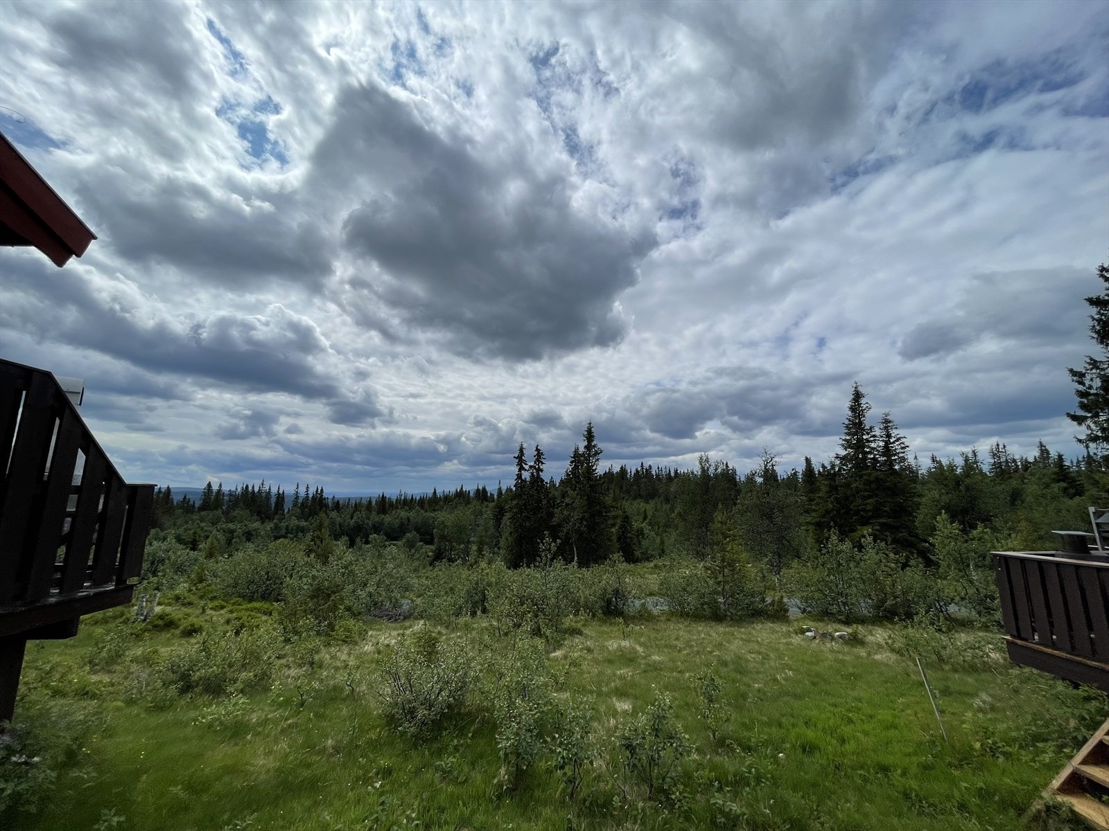 Fra eiendommen er det utsikt både mot Vassfaret, Aurdalsfjella/Danebu og Glennadammen. Galleribilde