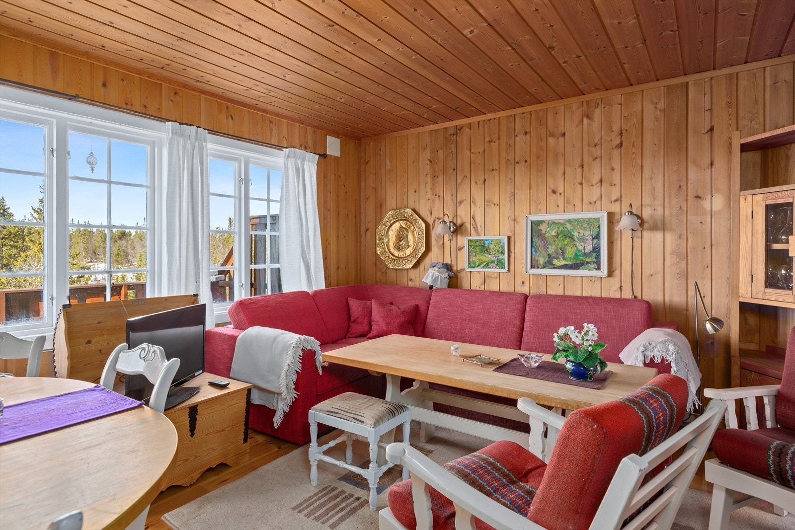 I stuen er det store vindusflater som slipper inn mye lys, samt utgang til terrasse Galleribilde