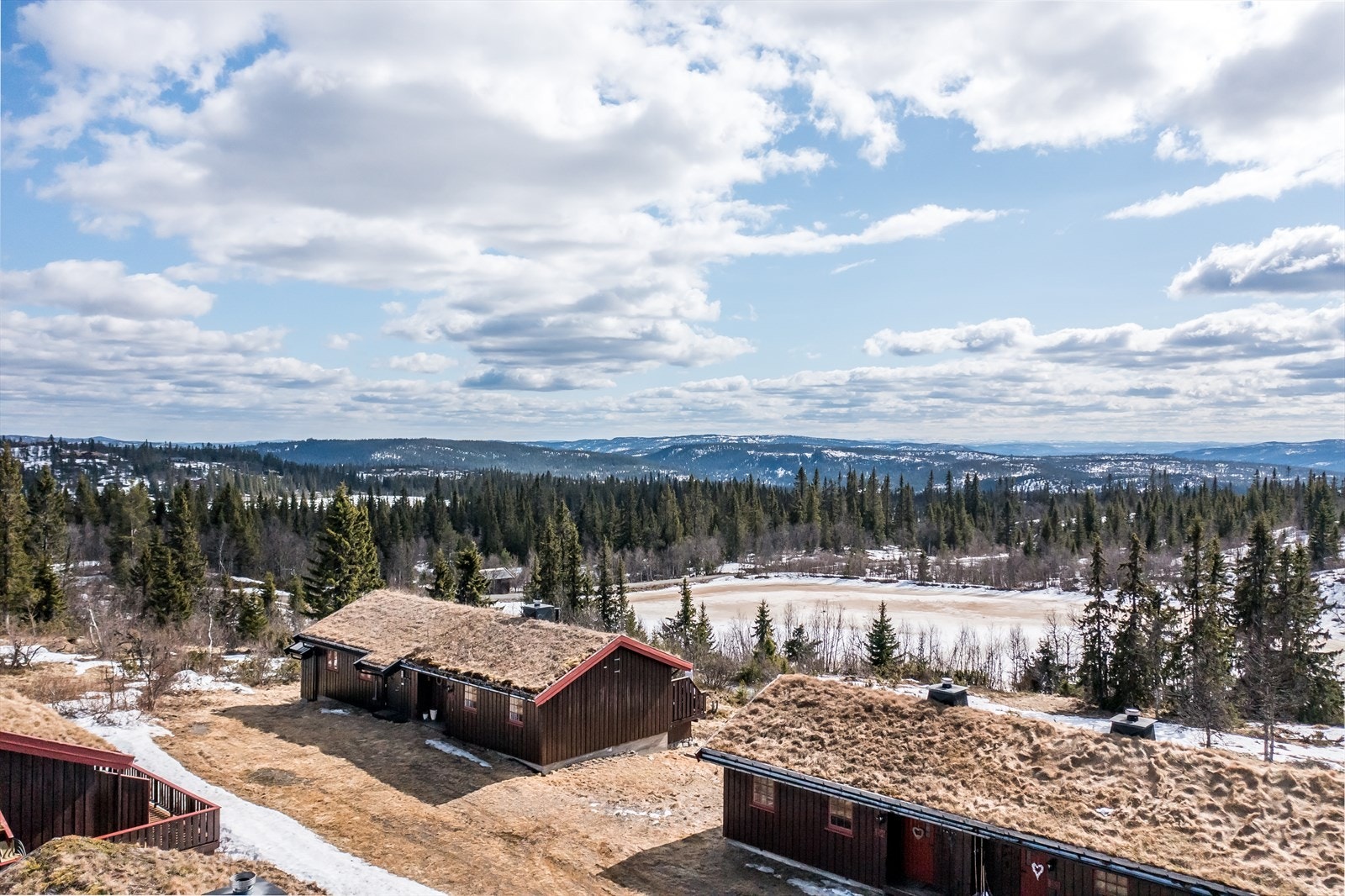 Gamlestølen med serveringssted og mindre alpinbakke ligger 2 km fra eiendommen. Galleribilde