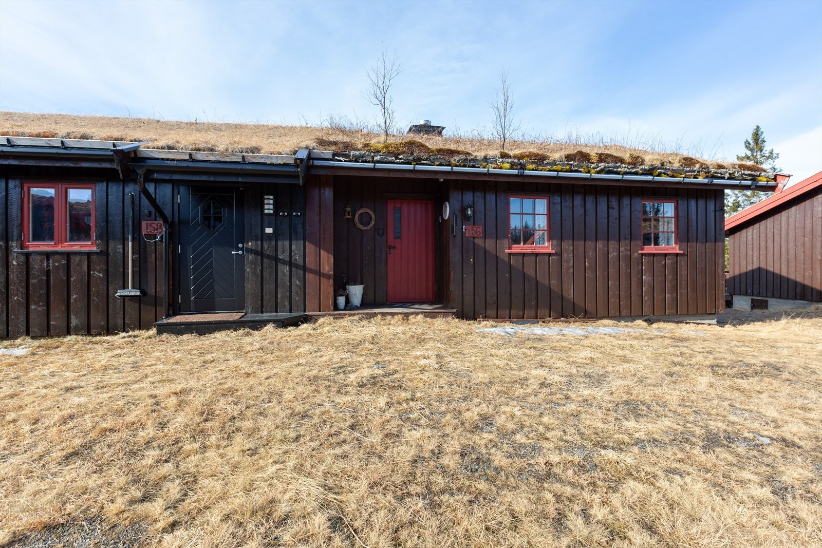 Sommerstid er det mange muligheter for turer i fjellet med godt merkede turstier. Galleribilde