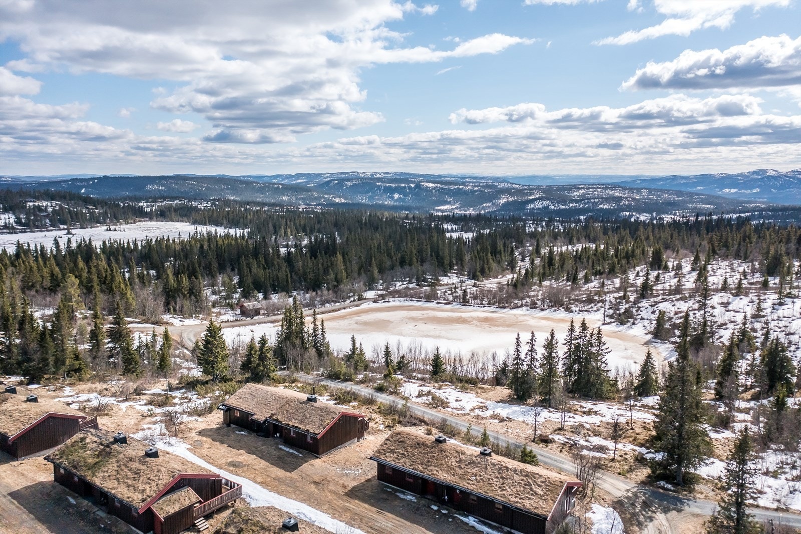 Fritidseiendommen ligger midt i et området med et meget godt utbygd løypenett på over 300 km for langrennsski, og løypene går rett forbi hytteområdet. Galleribilde