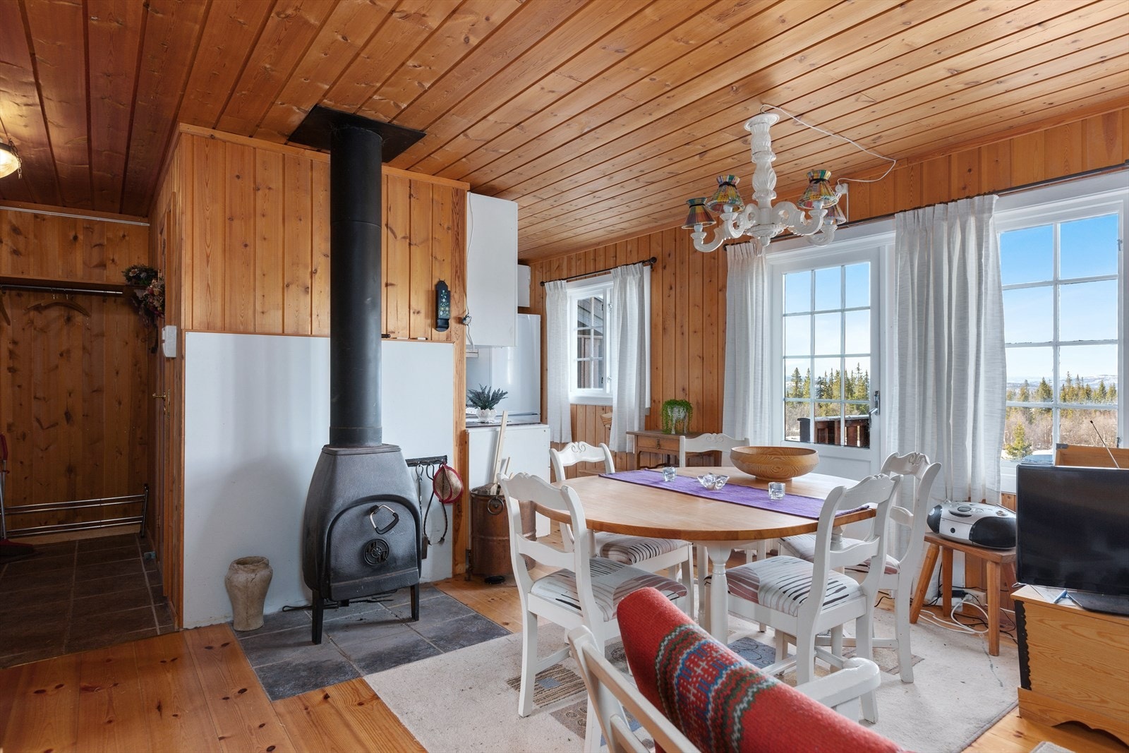 Plass til møblering med både spisebord og sofagruppe. Galleribilde