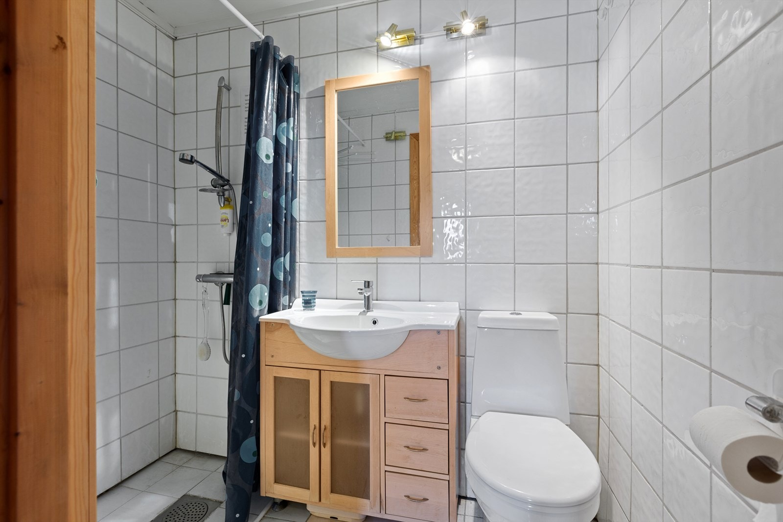 Bad med dusj, toalett og servant. Galleribilde