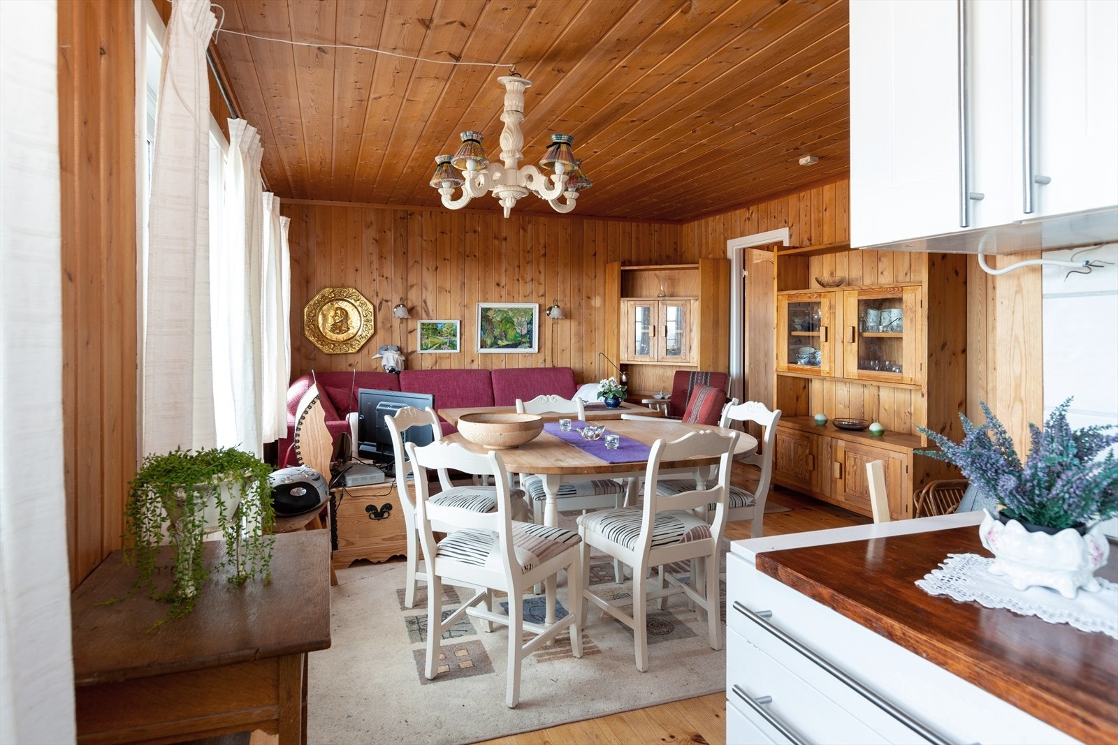 Stue og kjøkken i en åpen løsning. Galleribilde