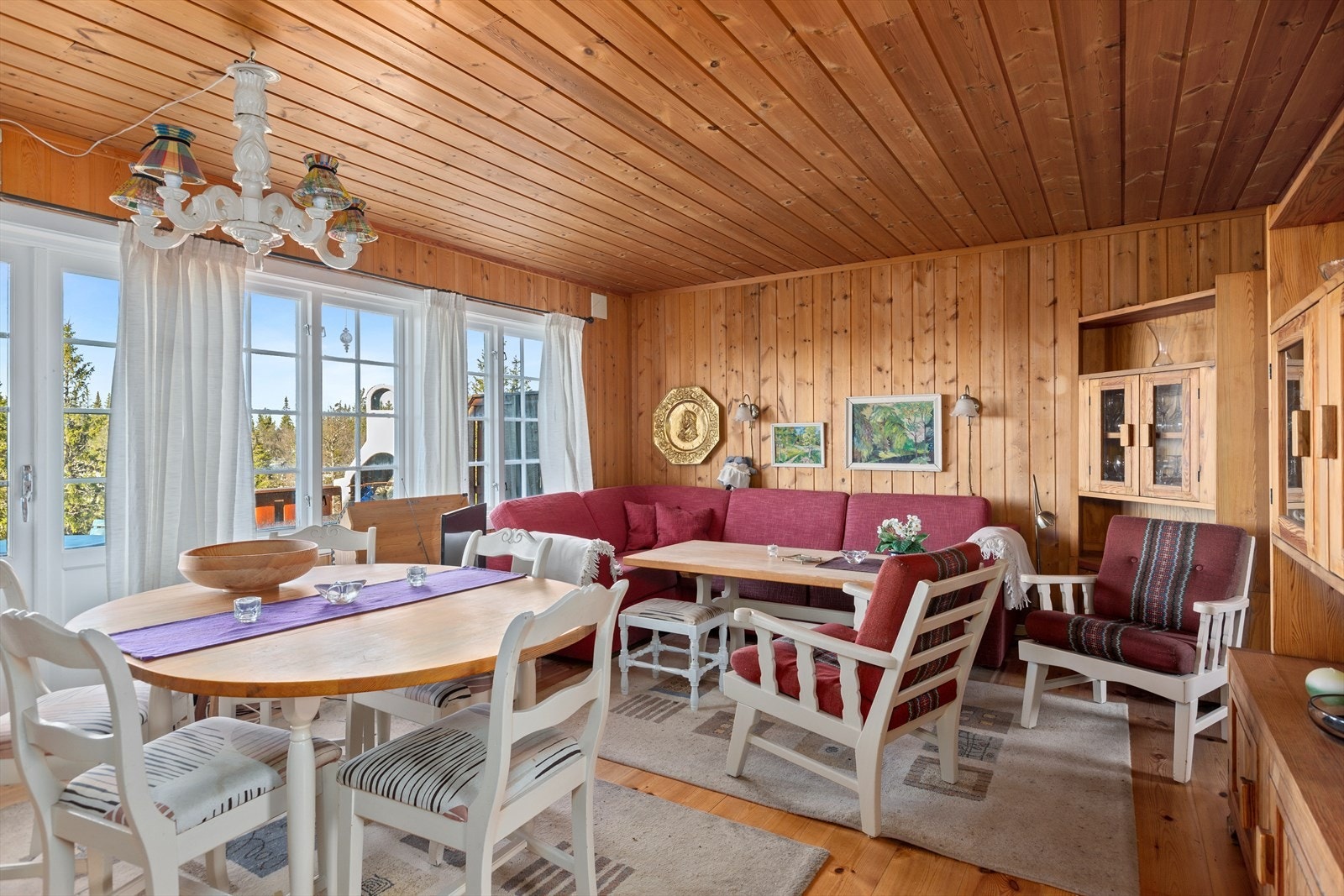 Gulv i heltre med lakkert overflate. Himling og vegger er kledd med panel. Galleribilde