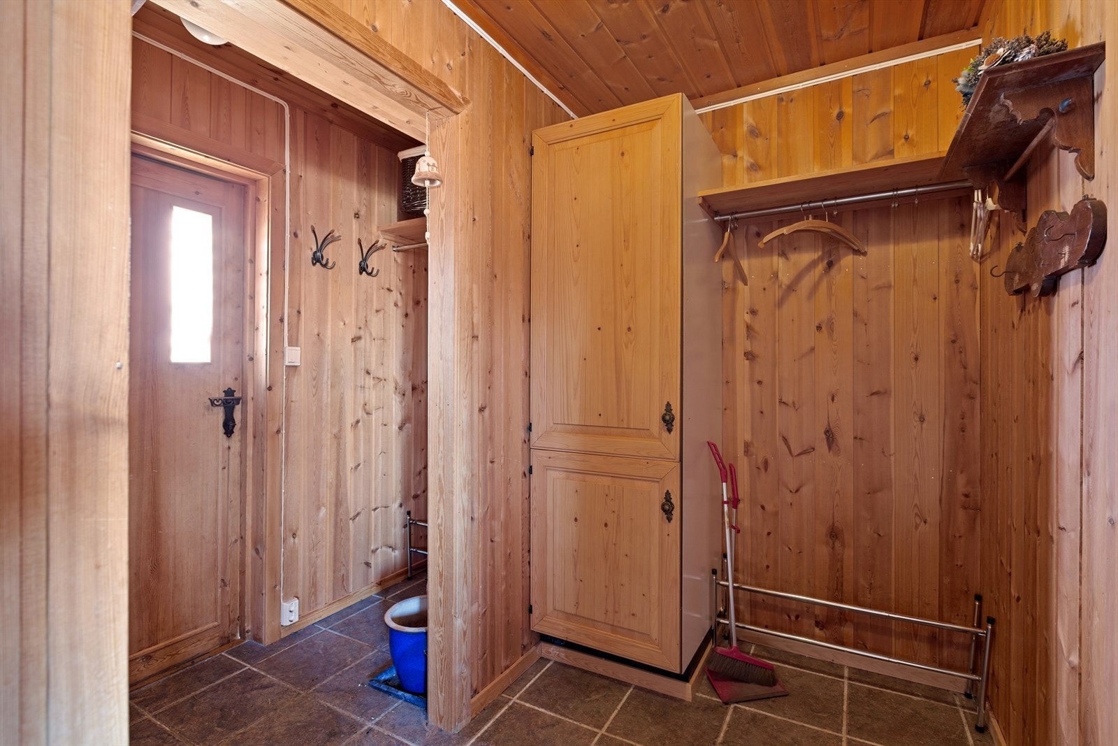 Gang med god plass til å henge fra seg yttertøy. Galleribilde