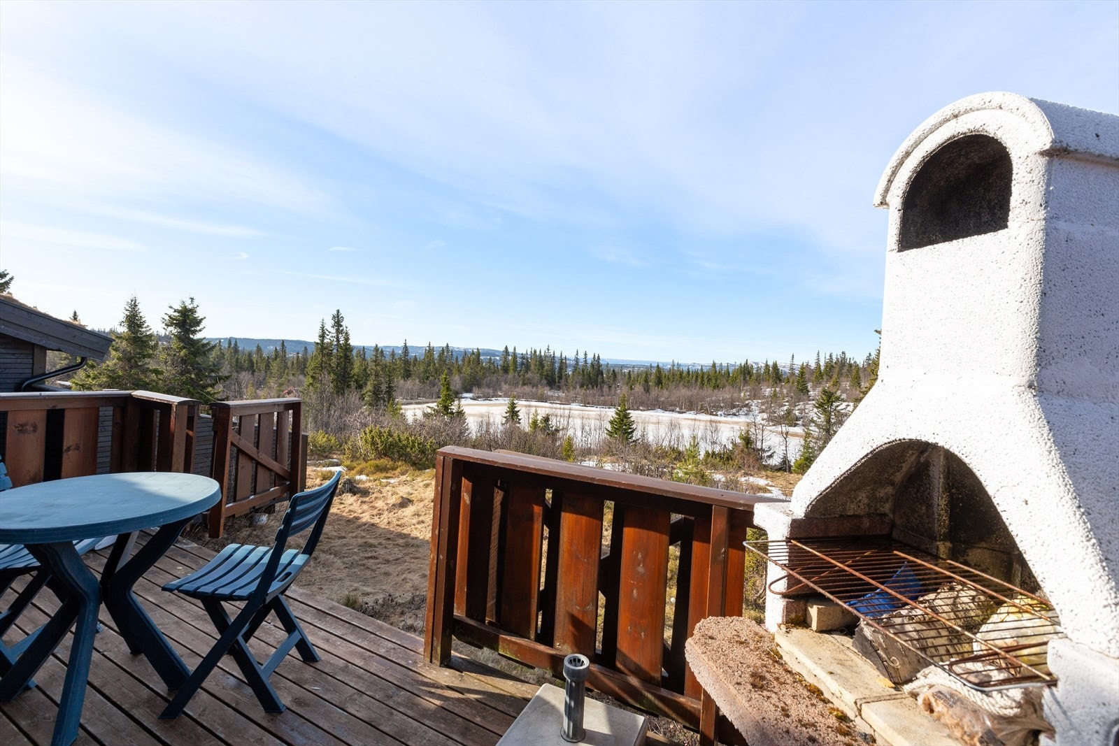 Koselig hytte med solrik beliggenhet og utsikt ca. 935 m.o.h., beliggende på Glenna i Etnedal kommune. Galleribilde