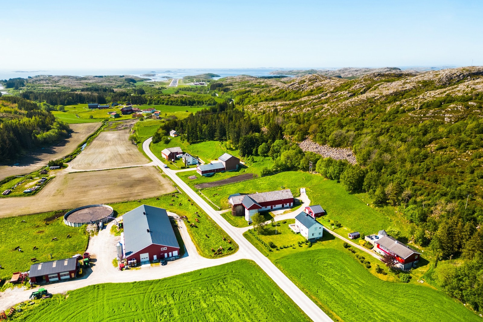 Lian gård ligger ikke langt fra kortbaneflyplassen på Rørvik. I bakgrunnen er det beryktede havstykket Folla og Viknas skjærgård. Galleribilde