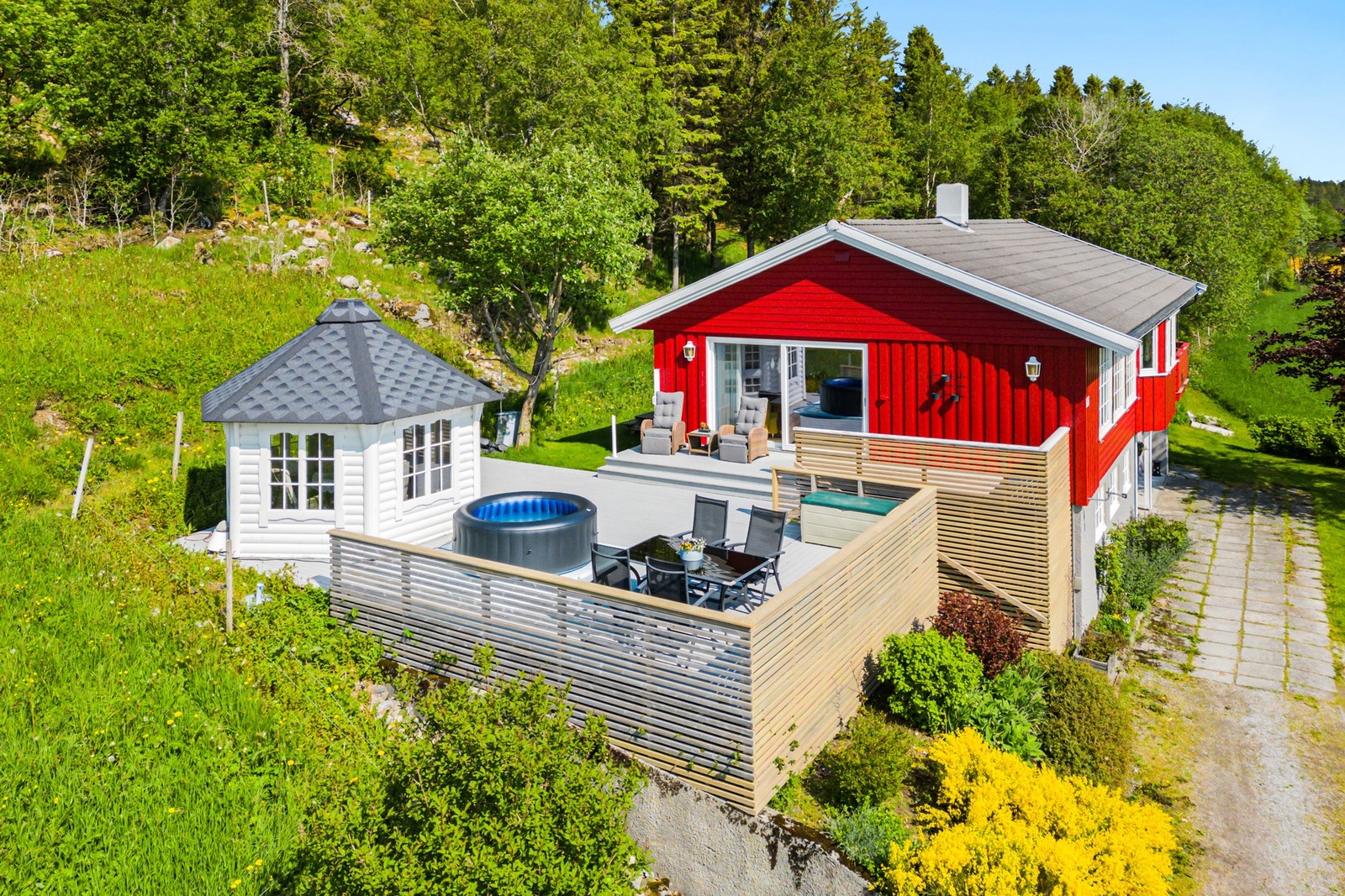 Pent opparbeidet utearealer/terrasse med egen paviljong og god plass til sittegrupper. Galleribilde