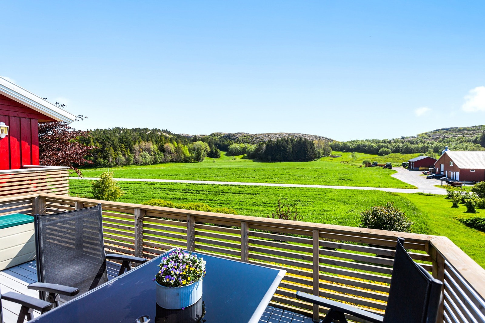 Fra terrassen er det fin utsikt over landbruksarealer og omgivelsene. Galleribilde