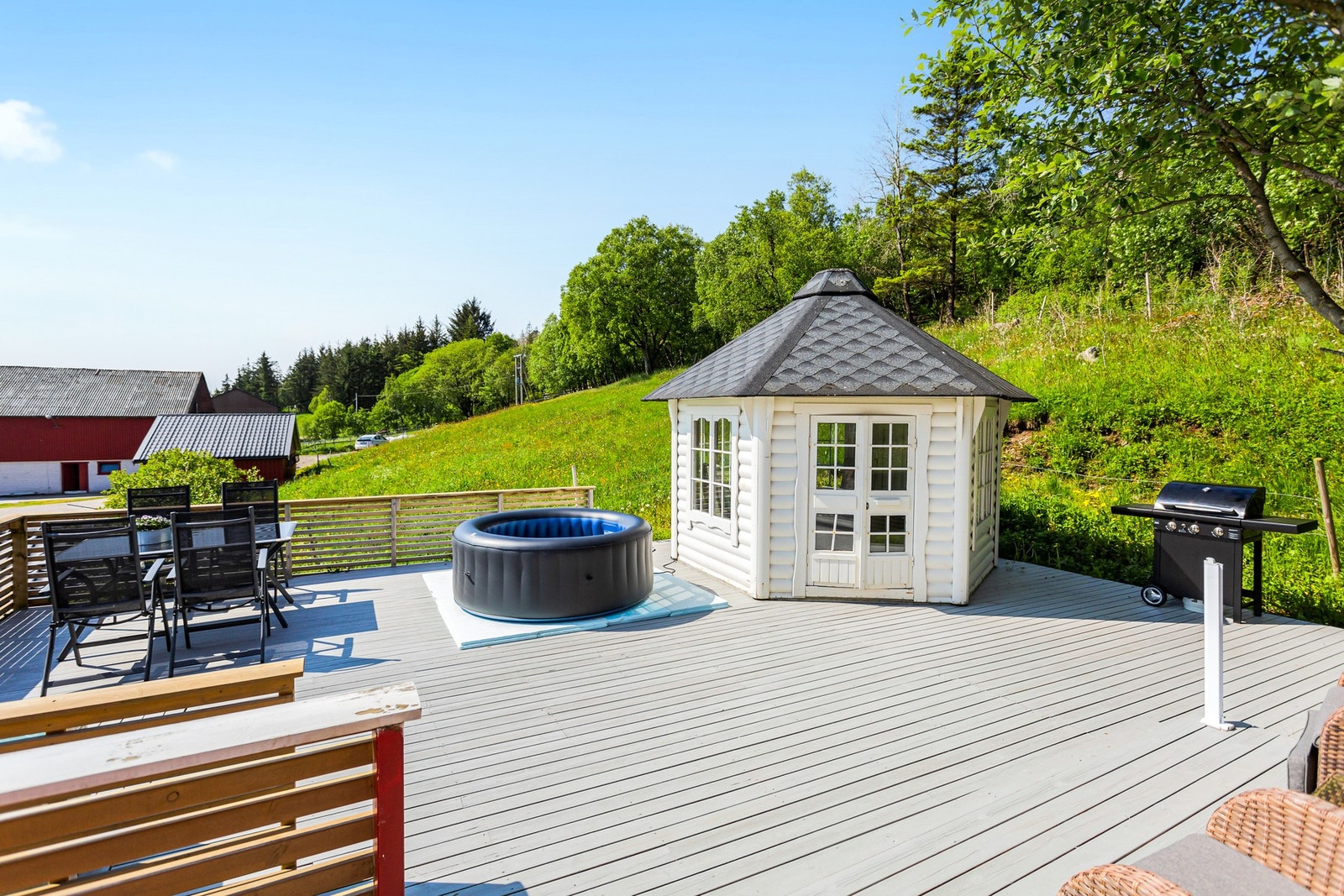 Terrasse med paviljong. Galleribilde