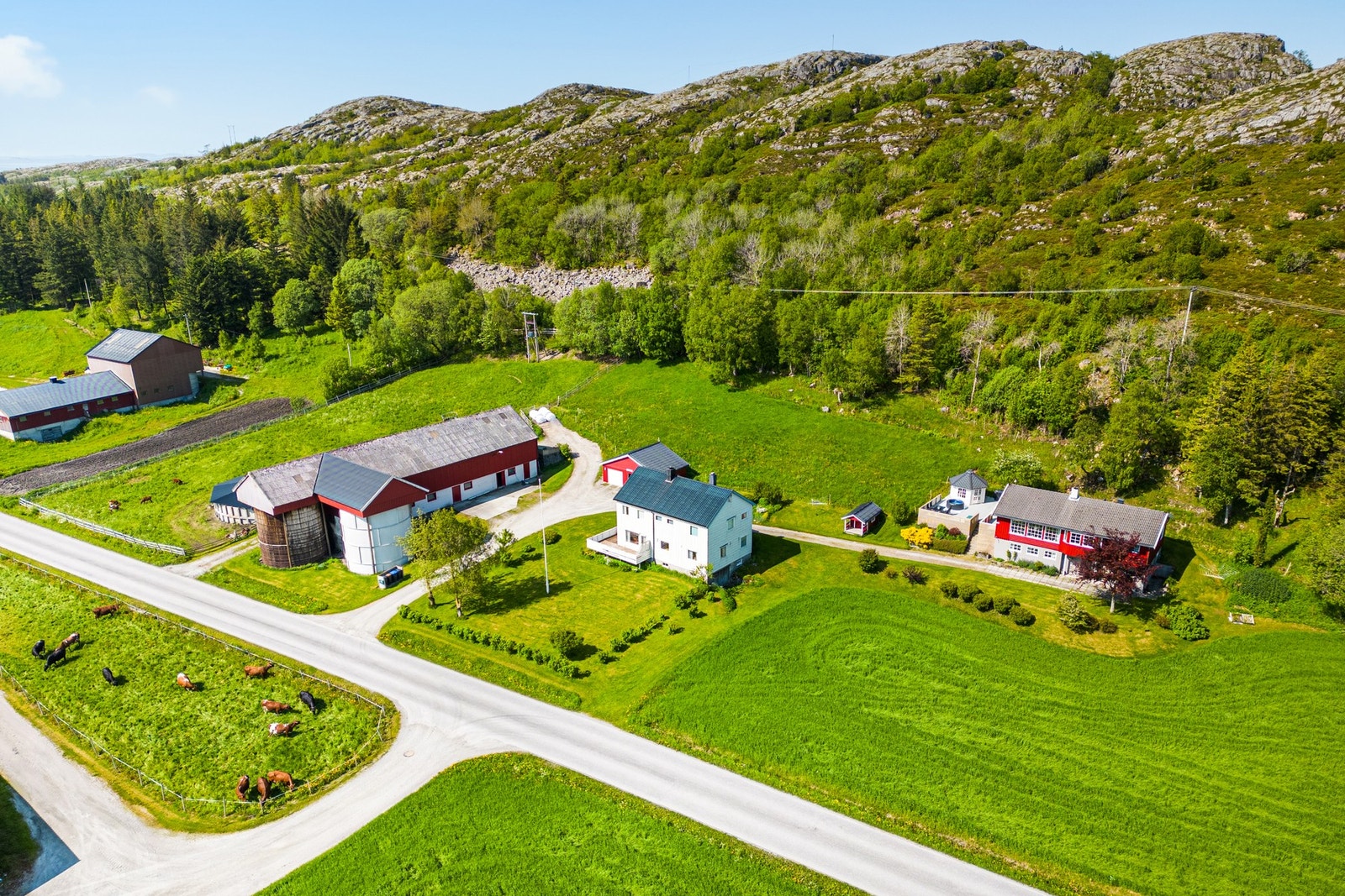 2 boliger medfølger, det opprinnelige våningshuset med egen kårdel fra 1964 og en nyere enebolig (1980) på egen fradelt tomt. Galleribilde