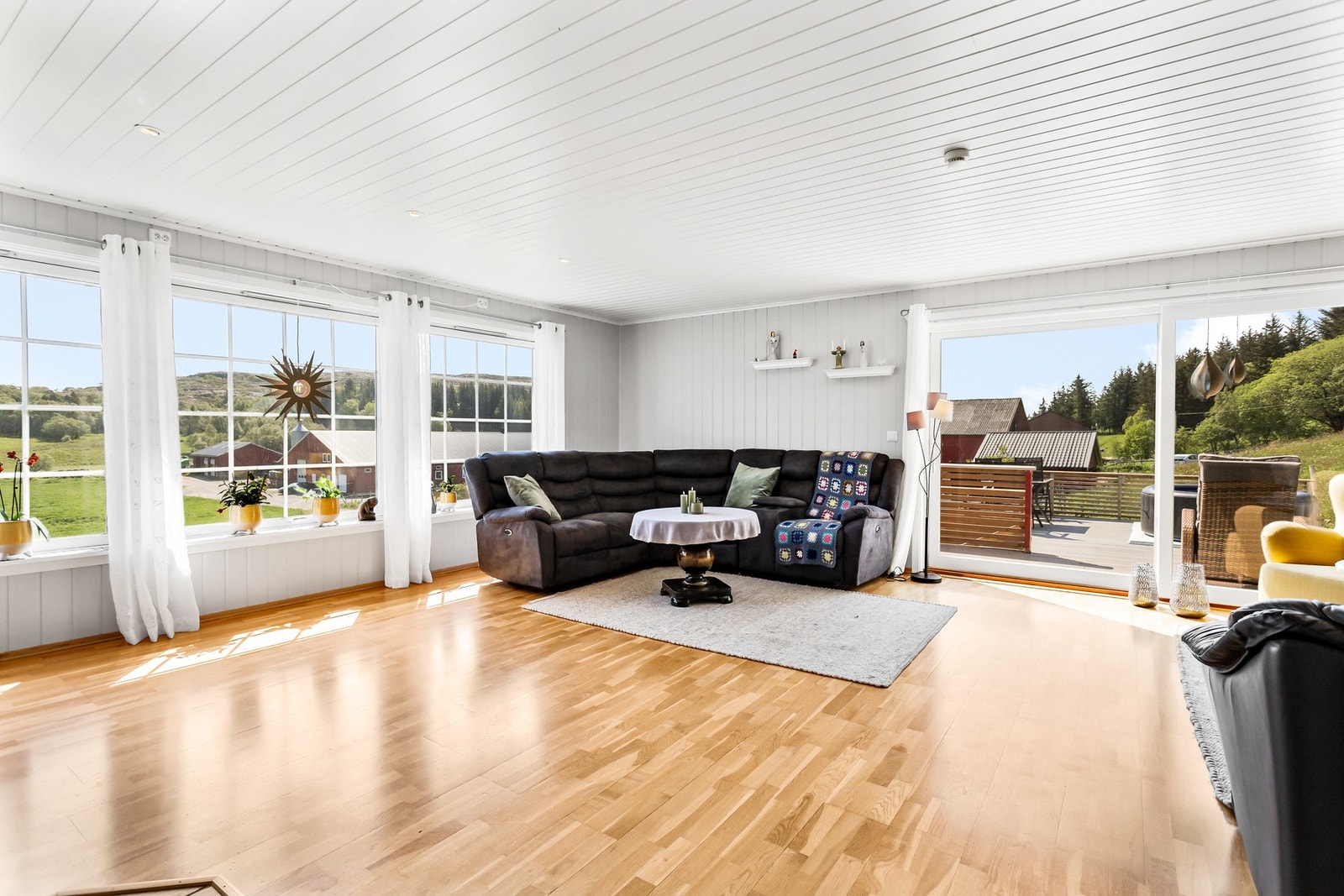 Stua er romslig og har godt med lys og skyve/hevedør ut til terrassen. Galleribilde