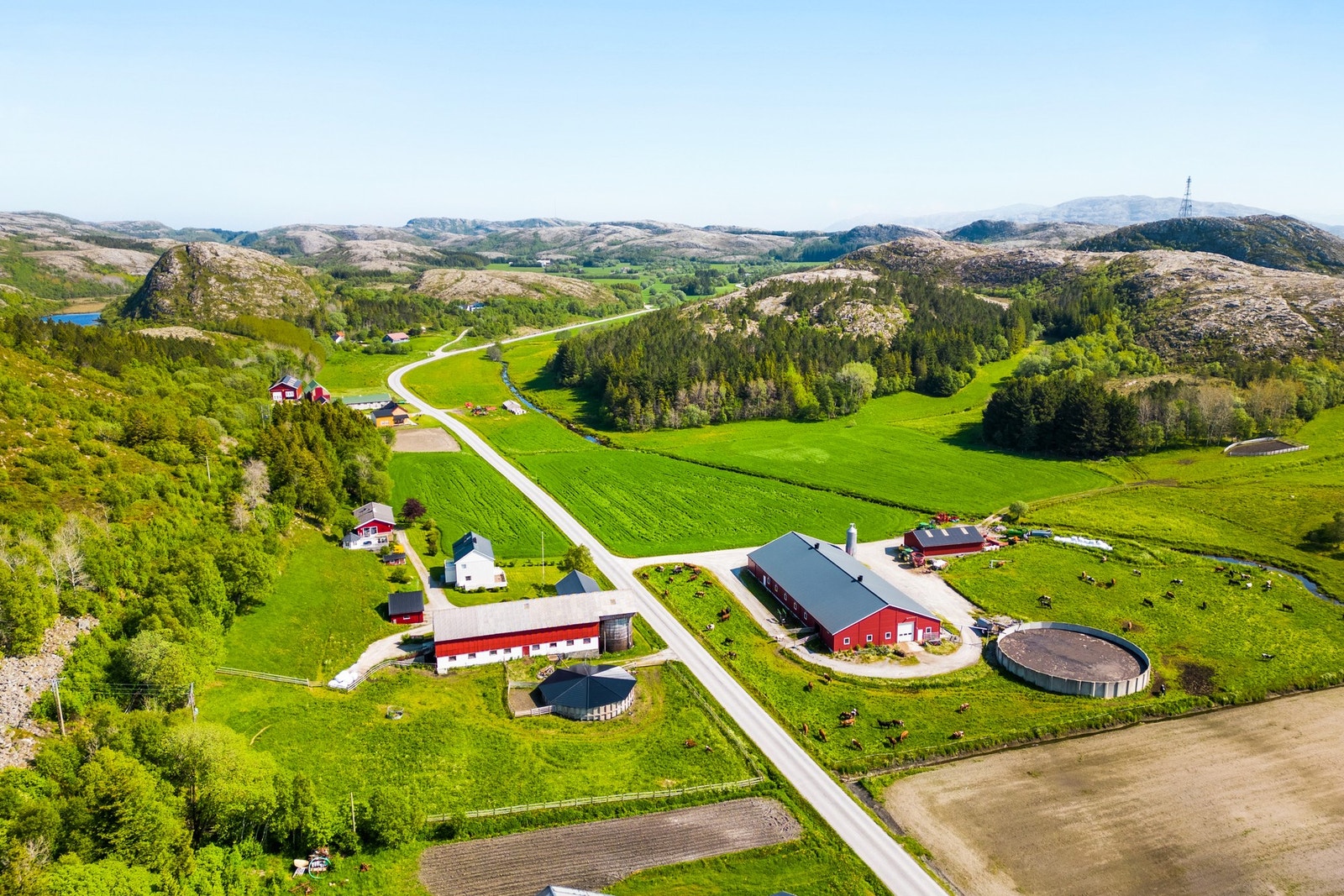 Flotte Lian gård med tun, driftsbygning, redskapshus og 2 bolighus m/dobbel garasje. Galleribilde