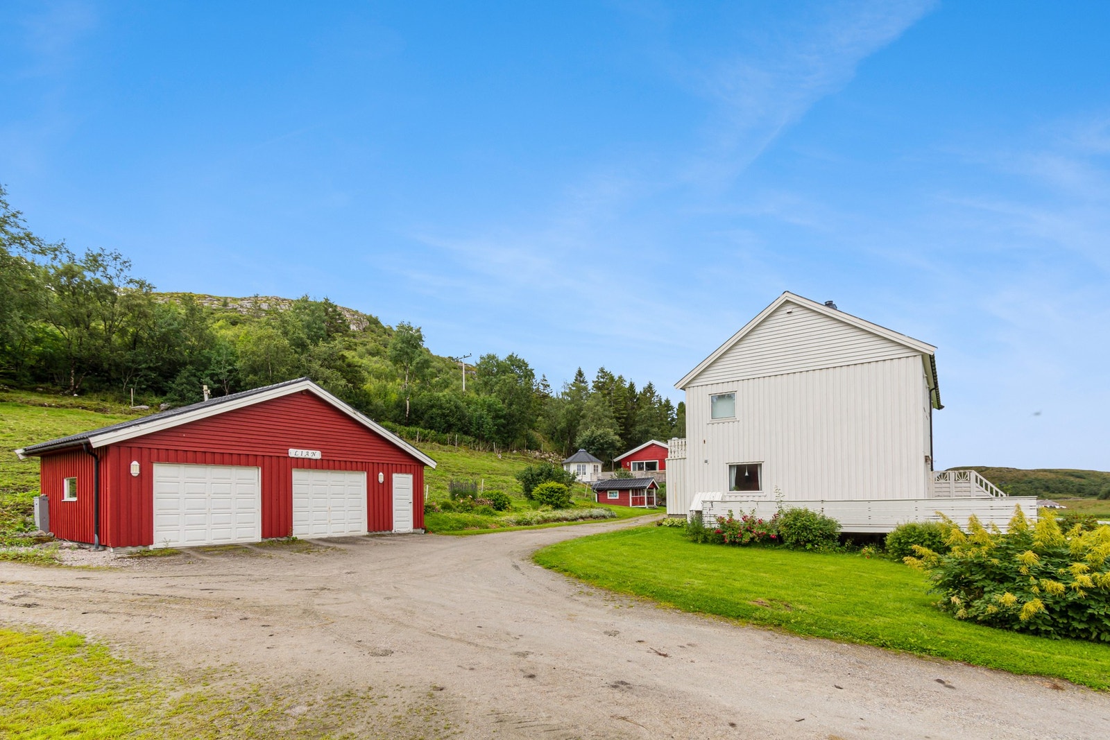 Tûnet med dobbel garasje. Galleribilde
