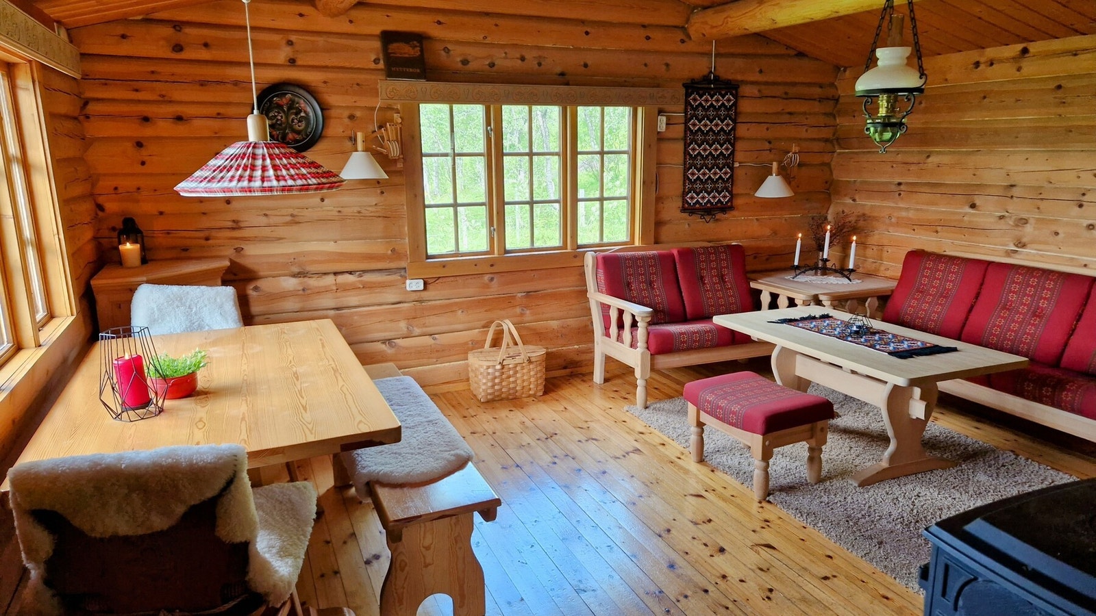 Koselig stue i hovedhytta med vedovn/peis og både spisestue og salong Galleribilde