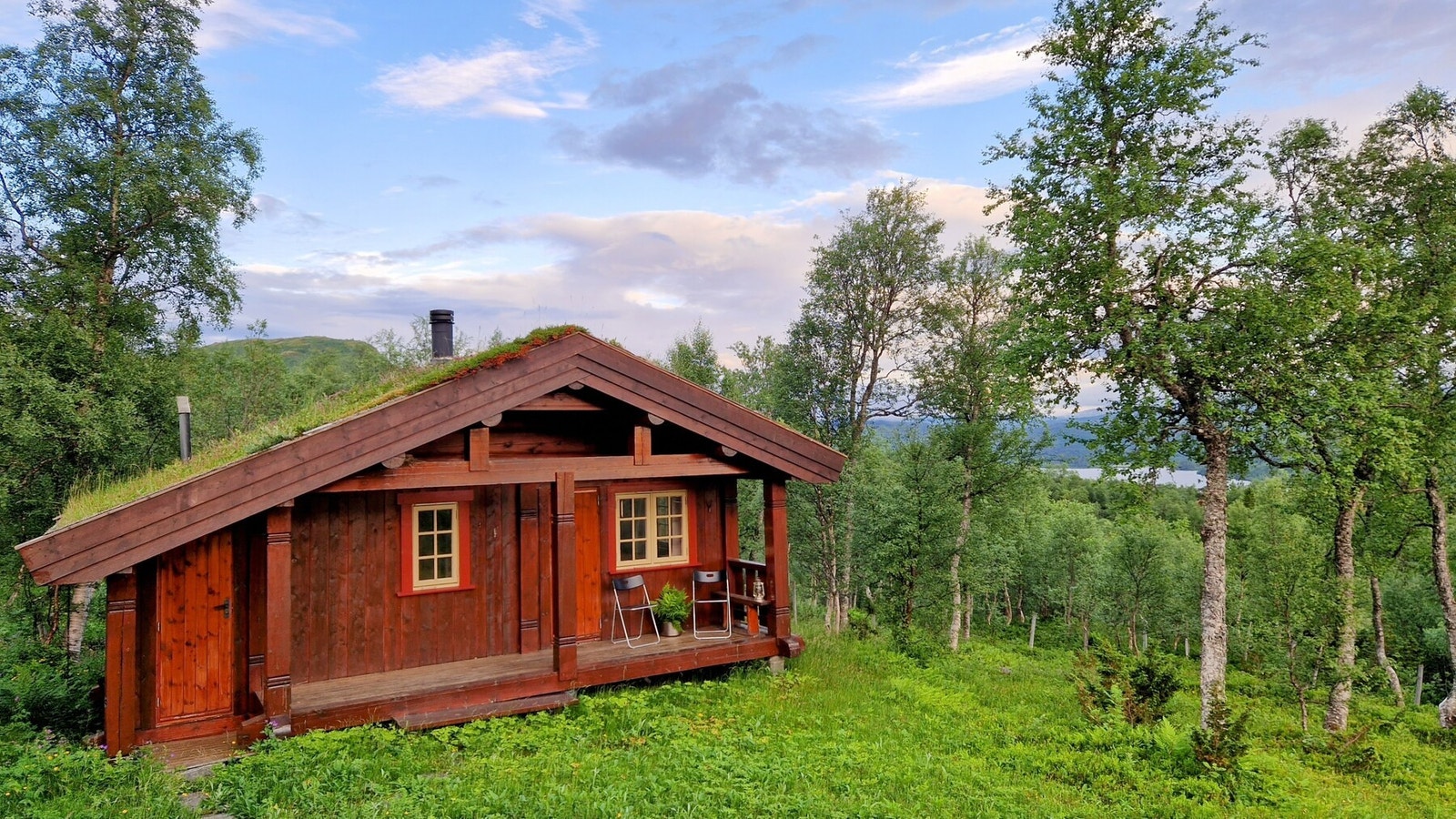 Tunet består av hovedhytte og uthus fra 1975, samt anneks fra 2003 som her er avbildet Galleribilde