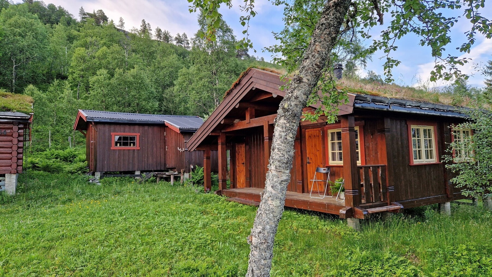 Velholdt anneks med 7 sengeplasser, stue, kjøkkenkrok og separett-do. Videre har du praktisk uthus for lagring av ved mv. Galleribilde