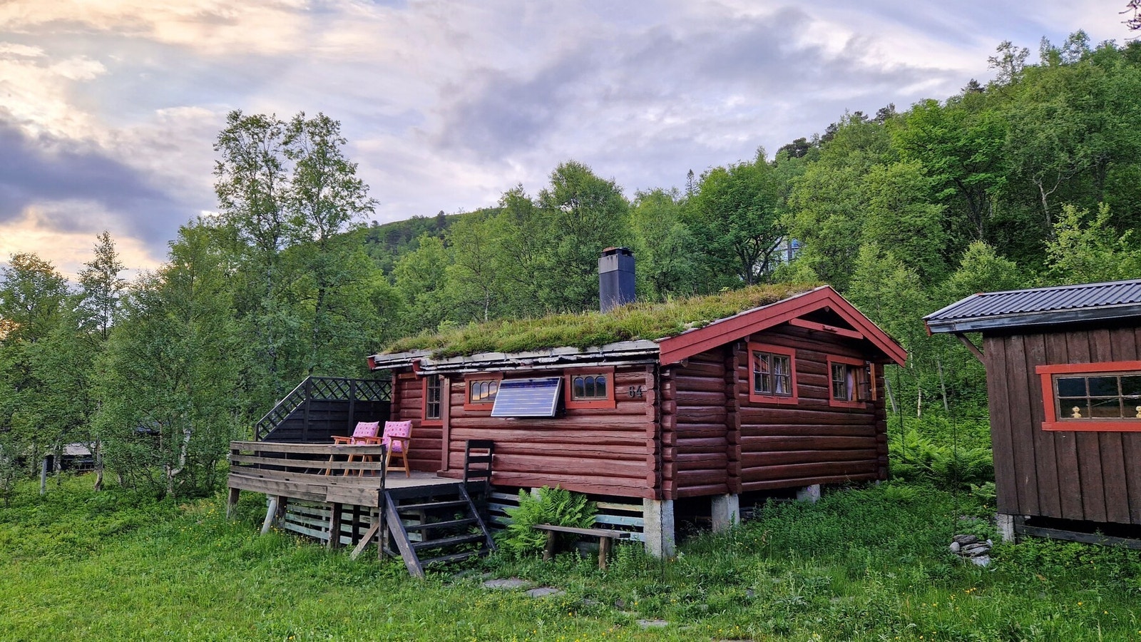 Eiendommen har sol fra morgen til kveld og god plass til lek og aktiviteter Galleribilde