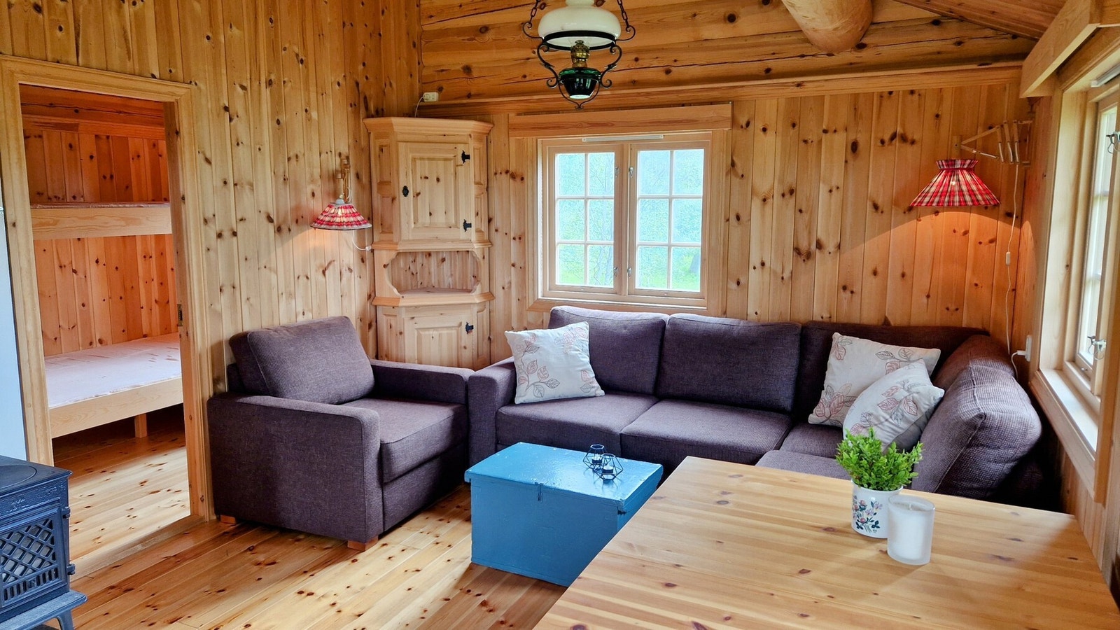 Annekset har en romslig sovesofa og kråskap, som følger med handelen. Galleribilde