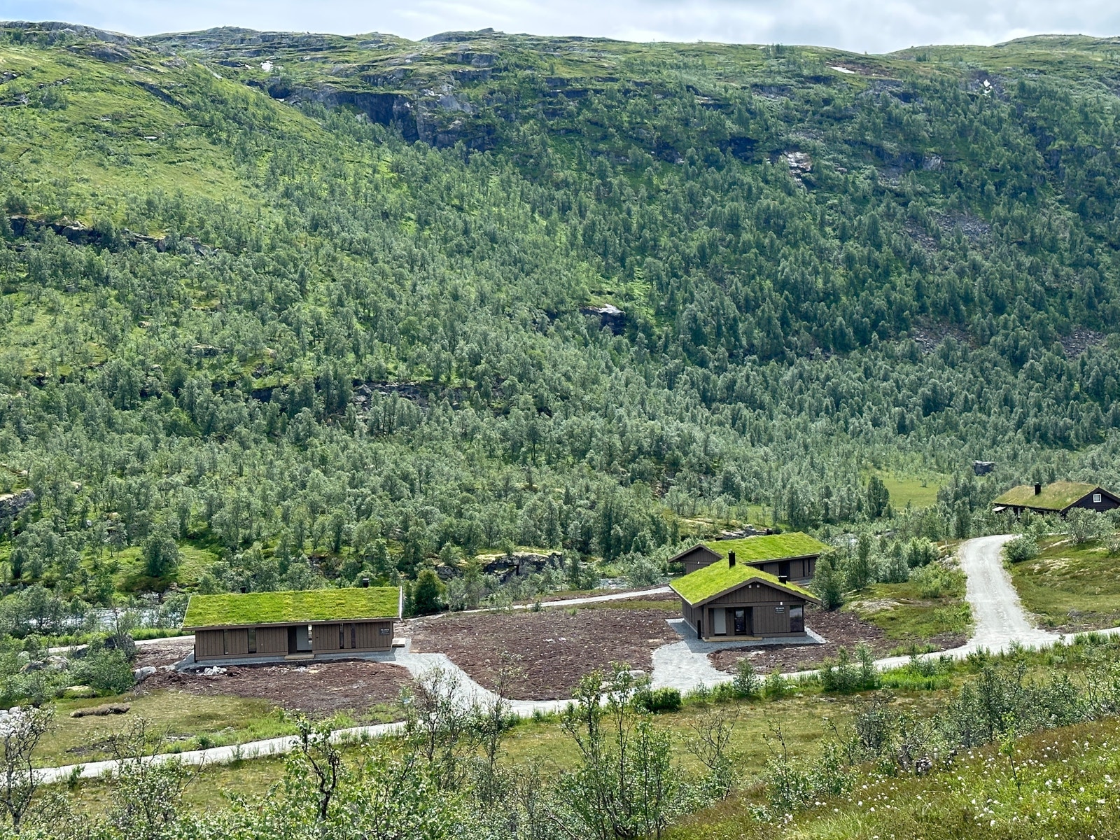 Oversikt over de 3 hyttene ved elven. Kun 1 ledig. Galleribilde