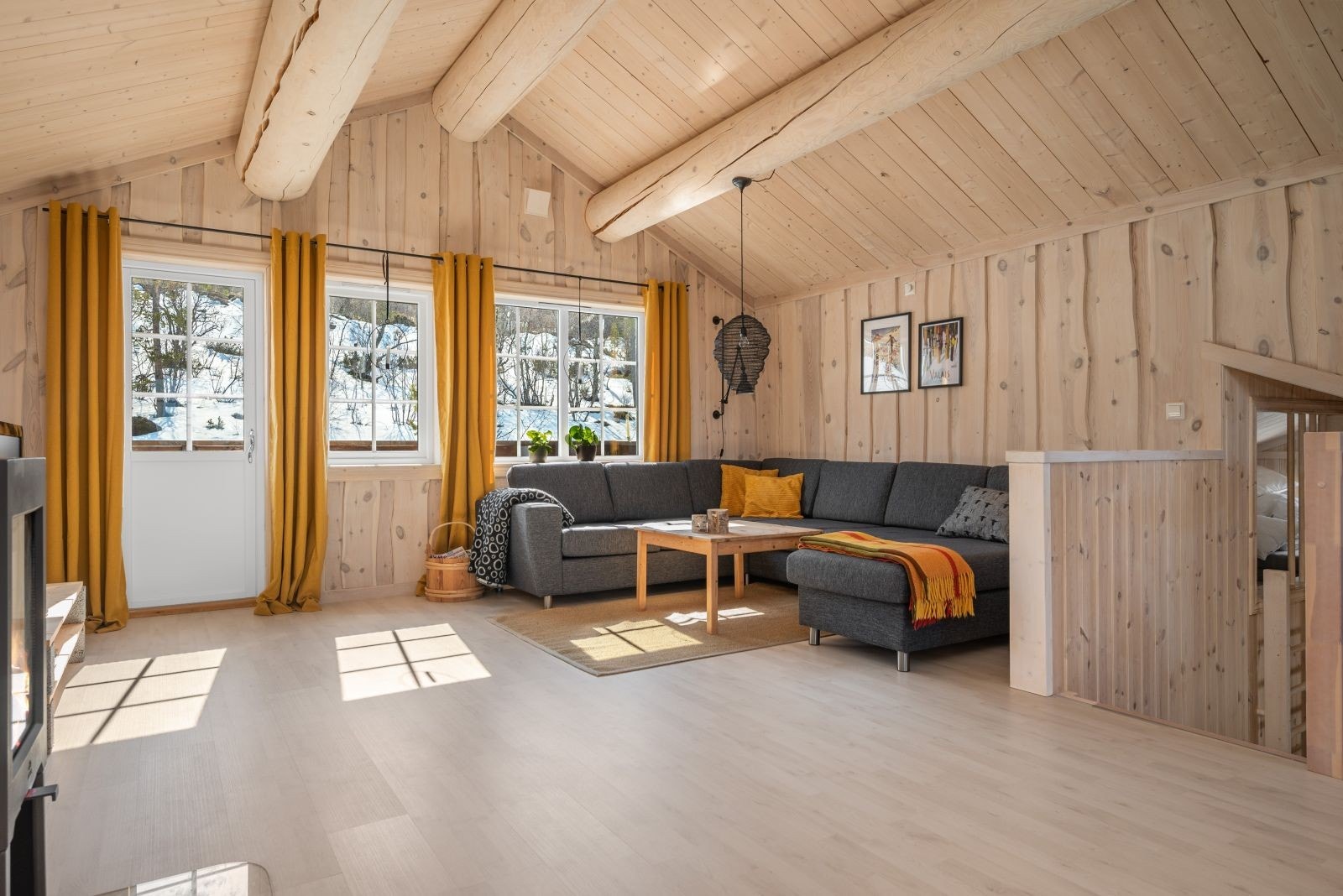 Fra stua er det utgang til verandaen. Galleribilde