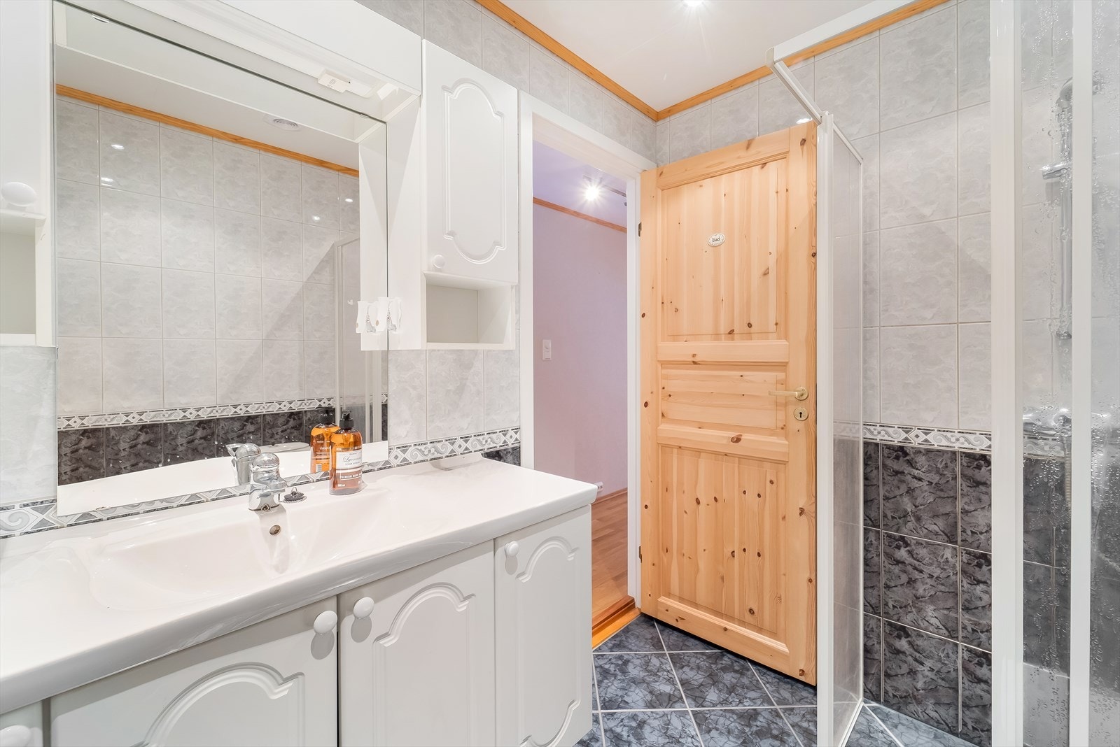 Bad m/wc, dusj og servant m/skapseksjon. Galleribilde