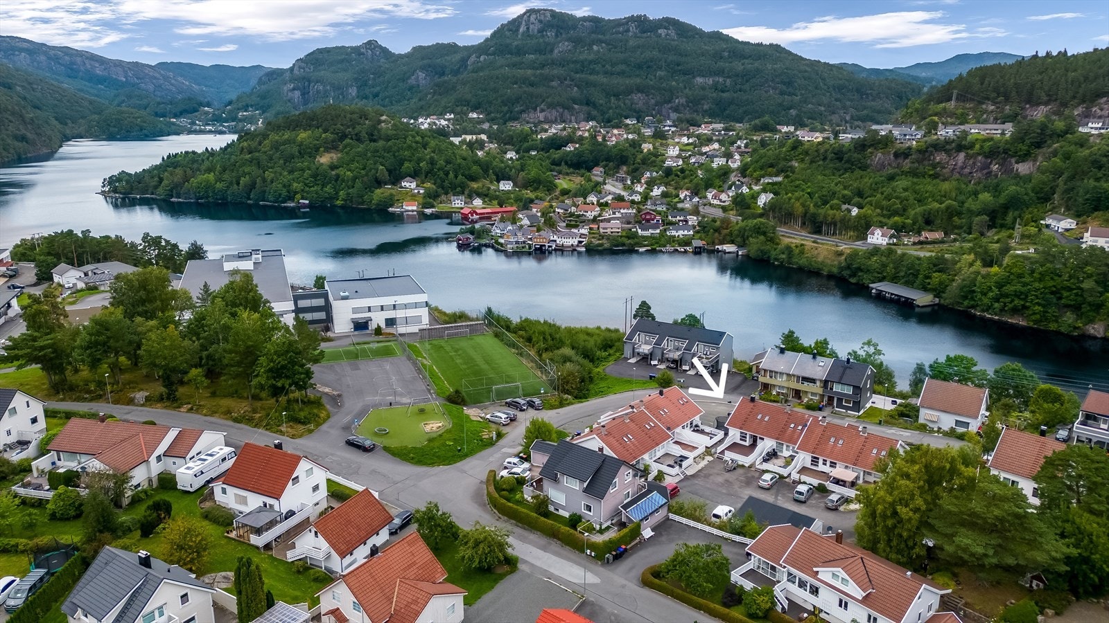 Like ved eiendommen ligger bl.a. ungdom- og videregående skole, flerbrukshall, fotballbinge, lekeplass - samt nærhet til Uenes stadion. Galleribilde