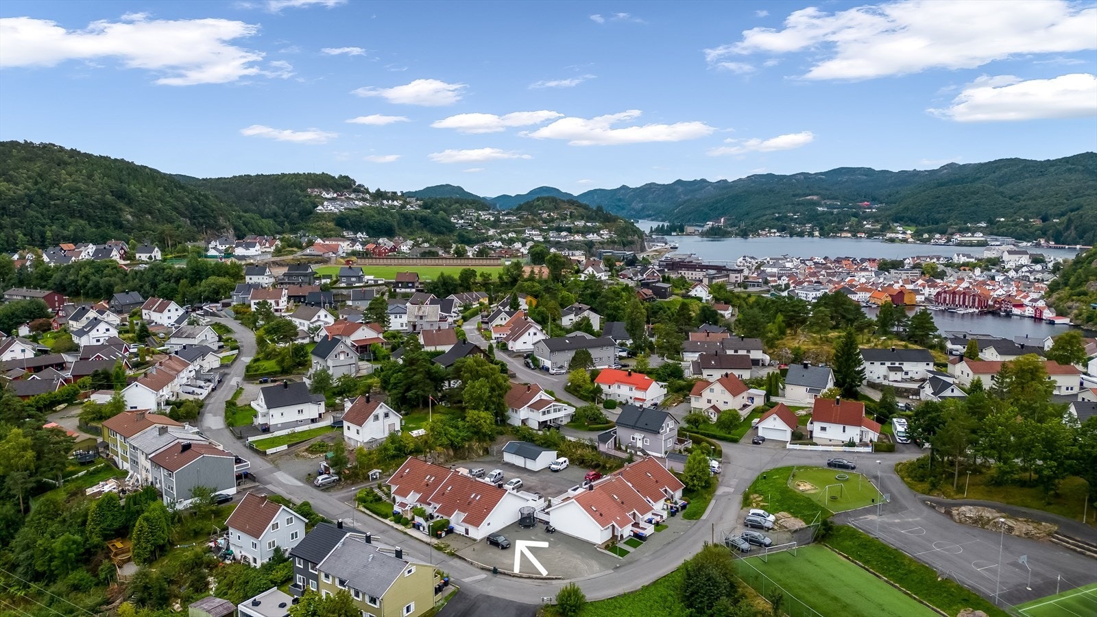 Eiendommen ligger solrikt og familievennlig til i populært boligområde på Uenes! Galleribilde