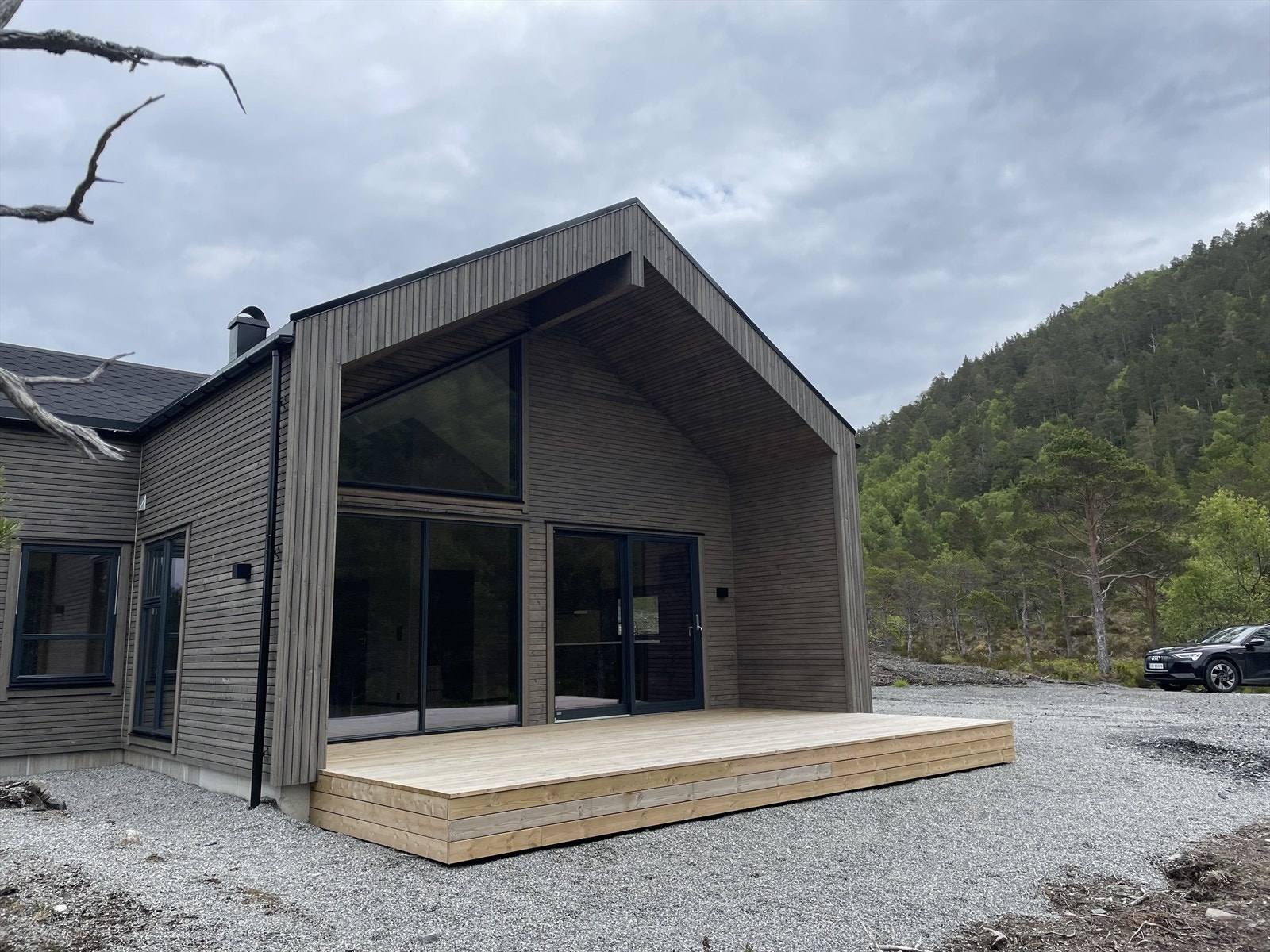 Solrik og delvis overbygd uteplass Galleribilde