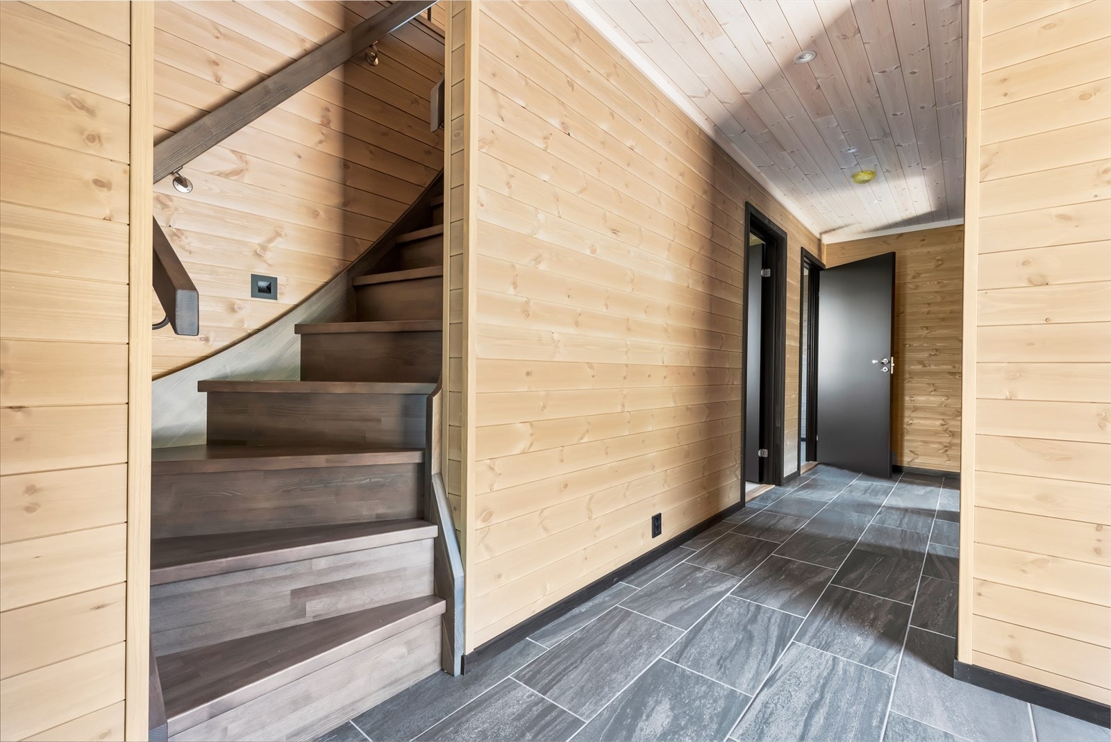 Trapp opp til loftstue fra gang Galleribilde