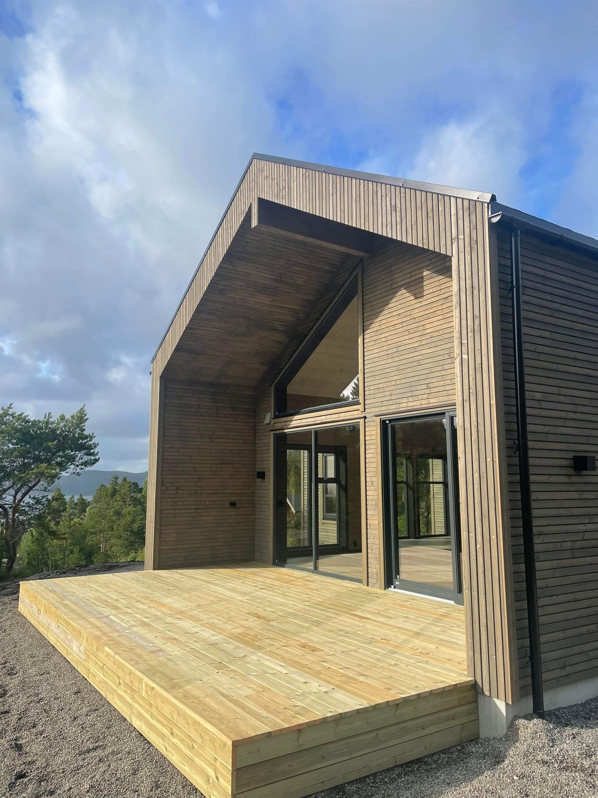 Solrik og skjermet terrasse mot vest, delvis overbygd. Galleribilde