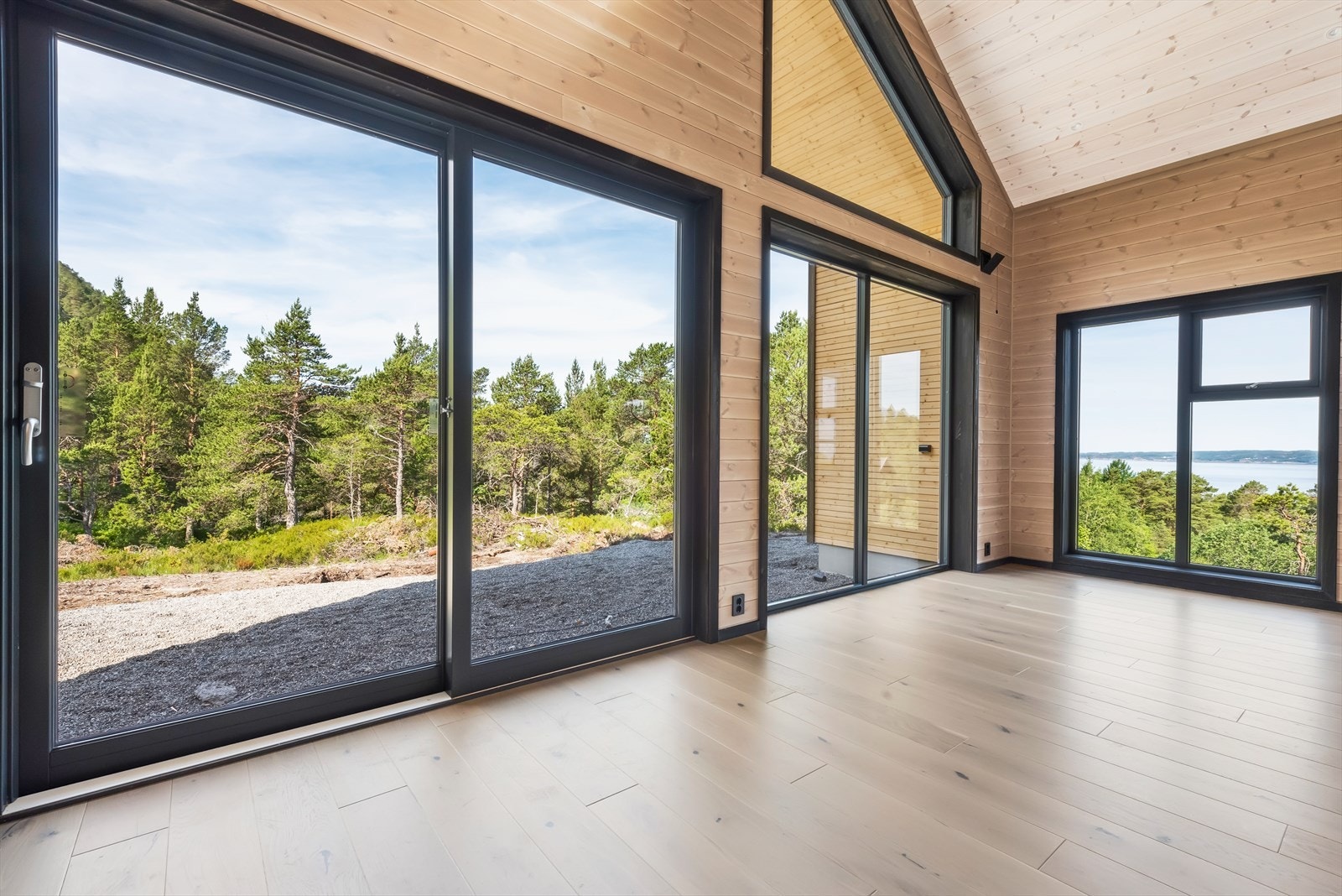 Skyvedør ut til solrik terrasse fra kjøkken/stue Galleribilde